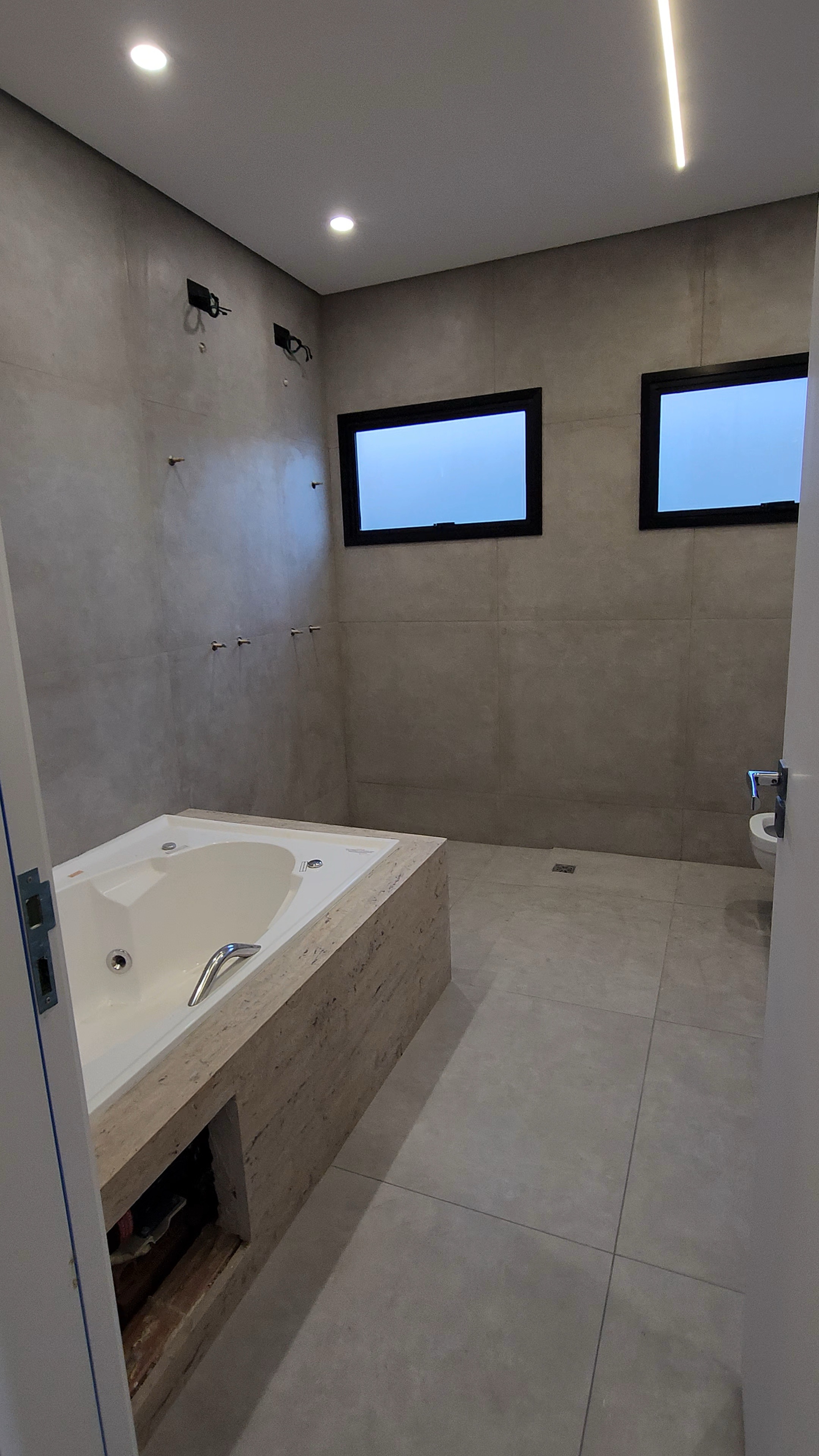 Casa em condominio à Venda, Parque Tauá Araguari, 233 m² construção, 3 suítes, hidro, piscina privativa - Jardim Morumbi, Londrina, PR