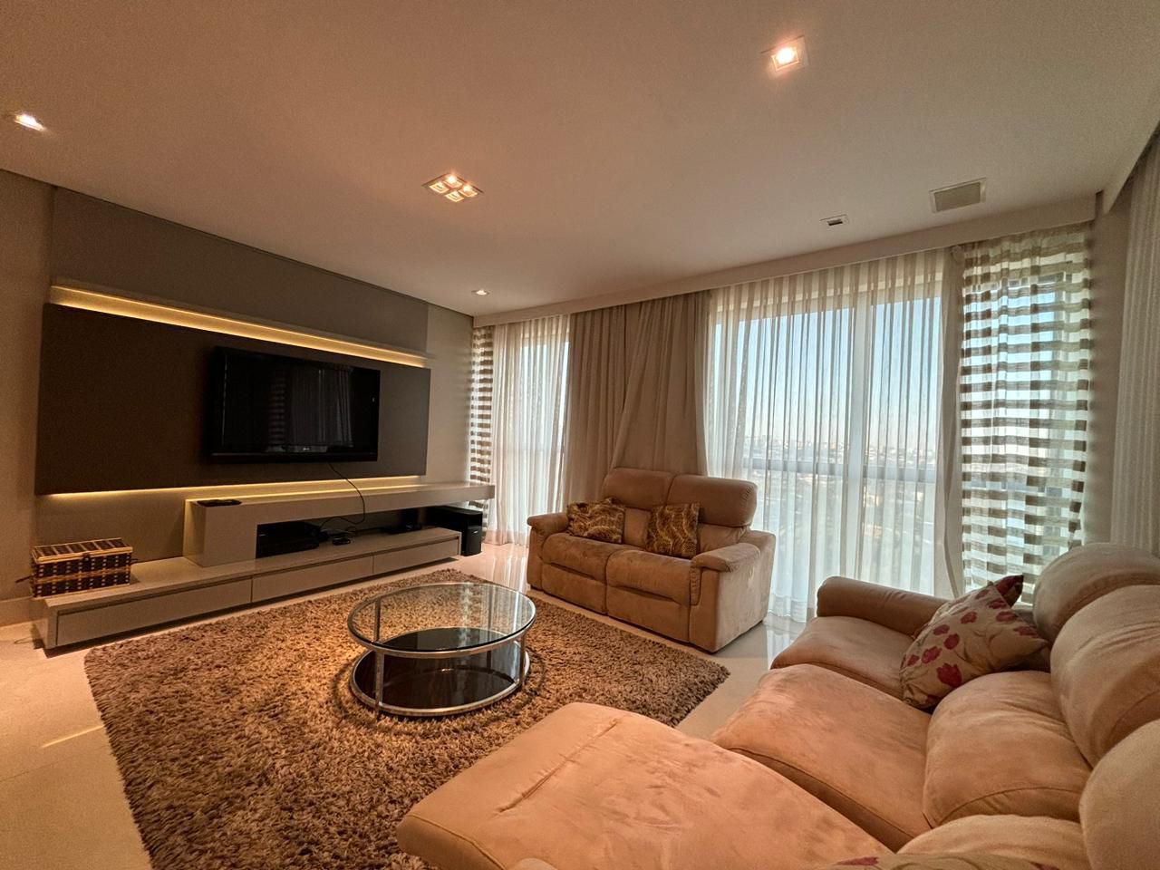 Apartamento à venda - 240m² úteis, 4 quartos sendo 2 suítes/ andar alto / 4 vagas de garagem /  PALAZZO VERONESI - Londrina/PR