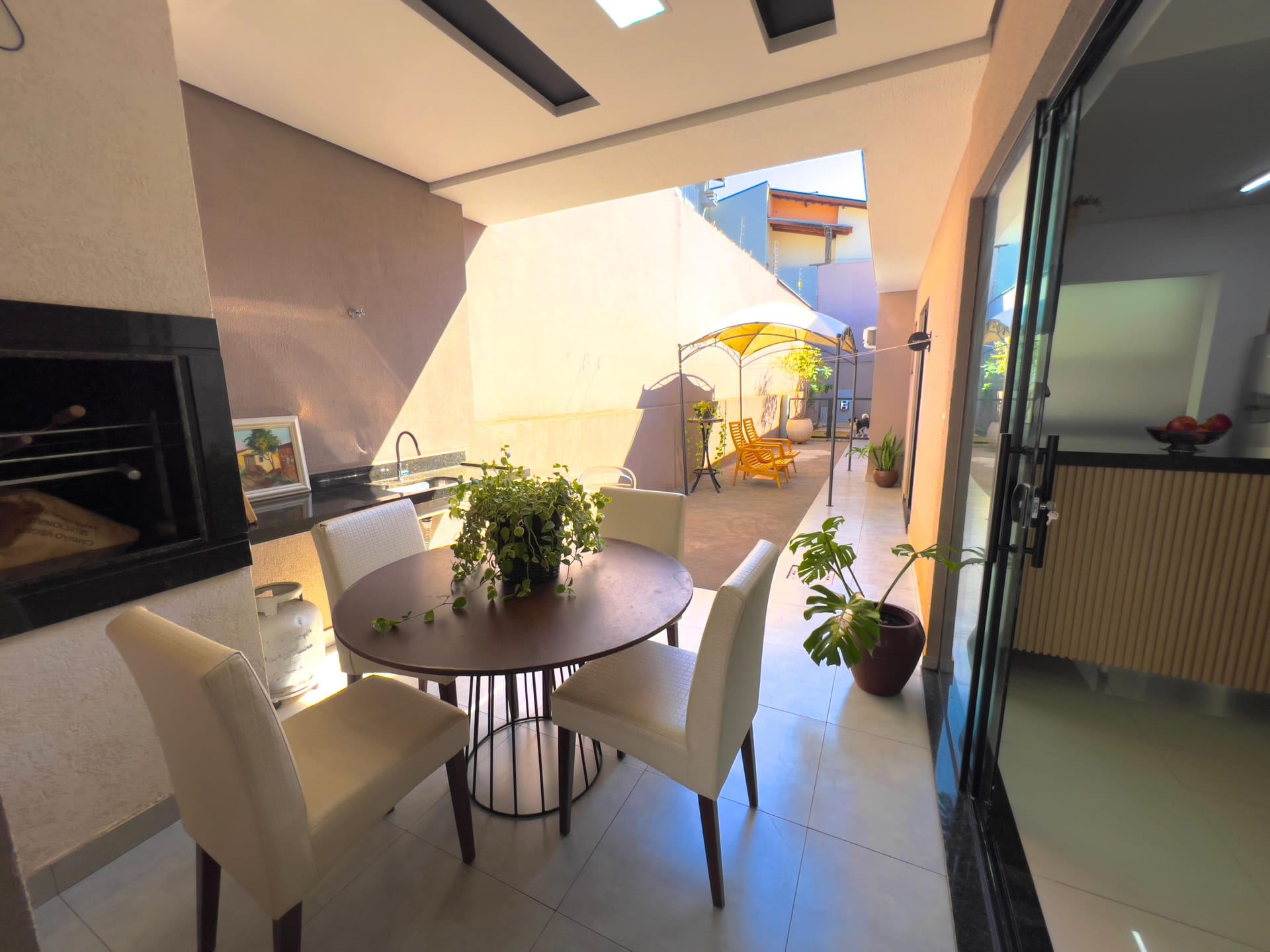 Casa à venda, Bairro Monte Carlo, Pé Direito Alto, 3 quartos sendo 1 Suite, Proximo ao Aeroporto, Londrina PR