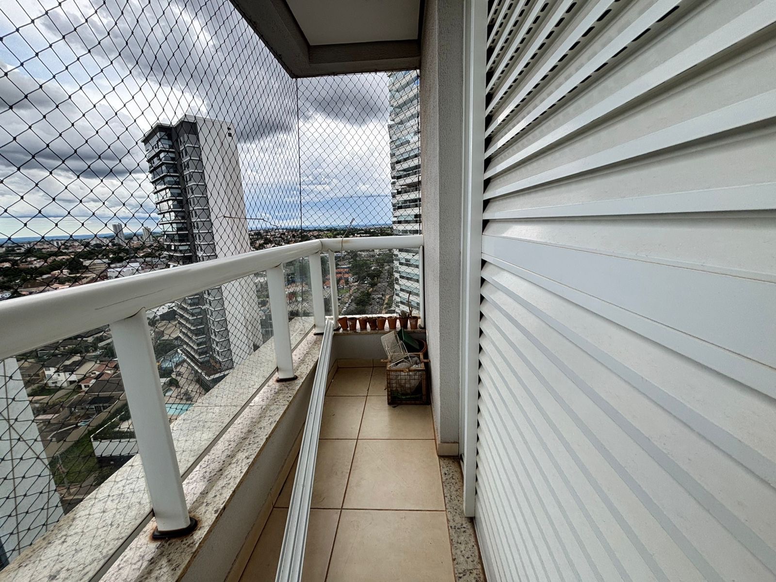 Apartamento à venda, Edifício Pallazo Di Césare , 156m2 úteis, 3 suítes, 3 vagas, andar alto, vista Lago, mobiliado, Bela Suiça, Londrina, PR