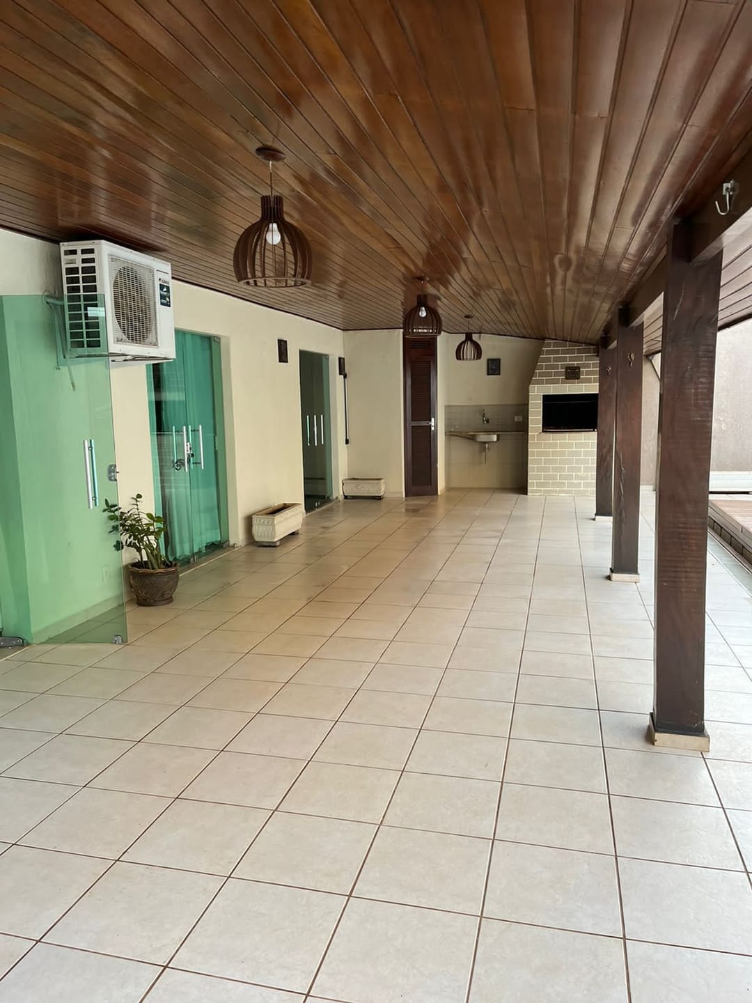 Casa Residencial ou Comercial de 400 m² para venda, 05 quartos (sendo 2 suítes) piscina, de frente para o lago Igapó 1 -Bairro Canaã, Londrina, P