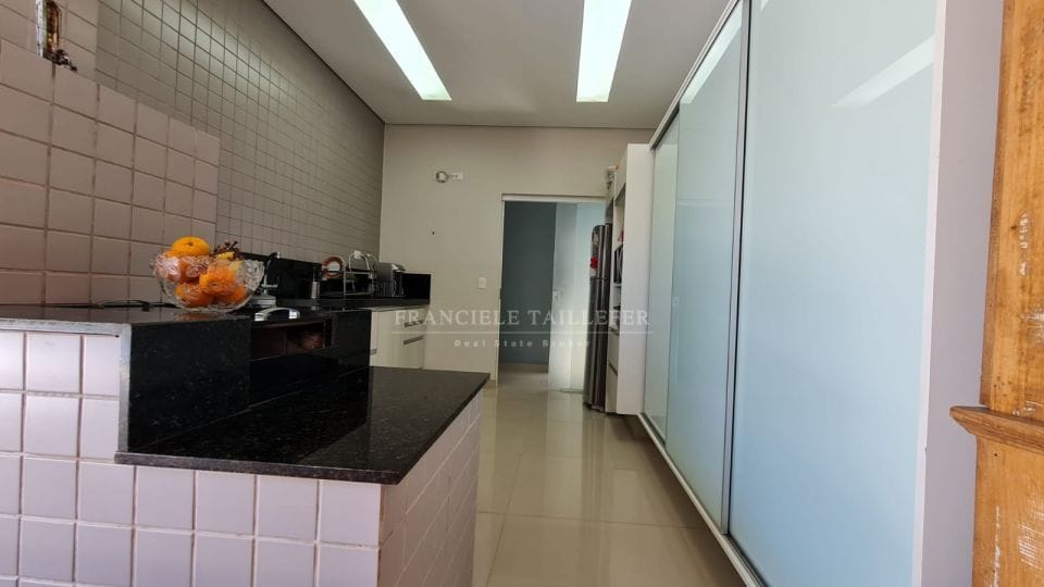 Casa térrea 295m²úteis/4 quartos (sendo 3 suítes) com piscina -Condomínio Acácia Imperial - Londrina Pr