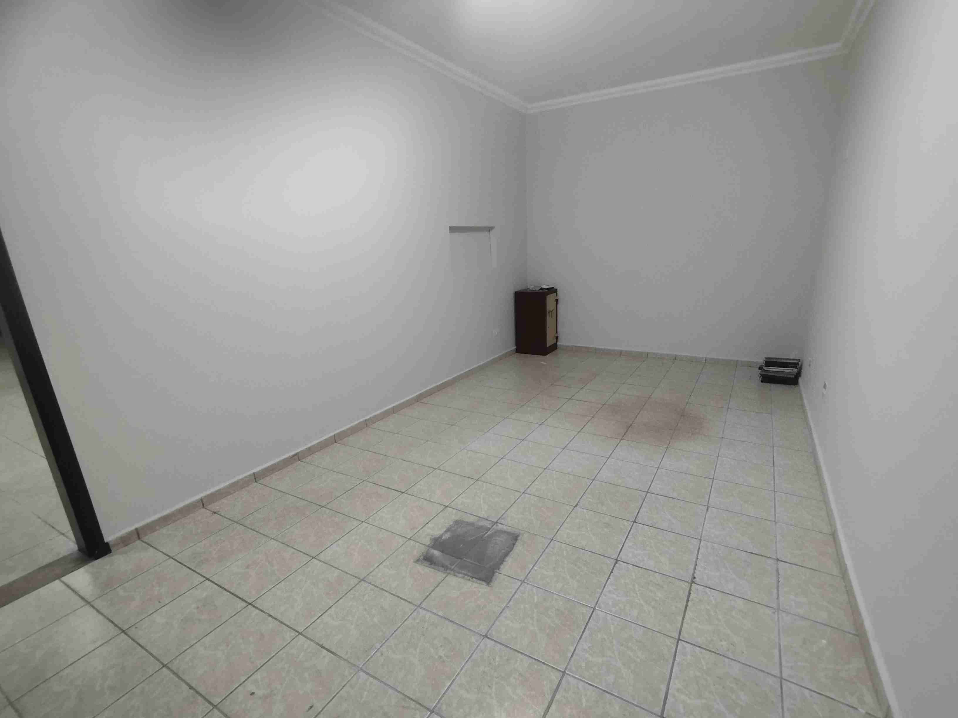 Barracão para locação, Av. Maringá, 358M² úteis, amplo, 5 garagens, Londrina-PR