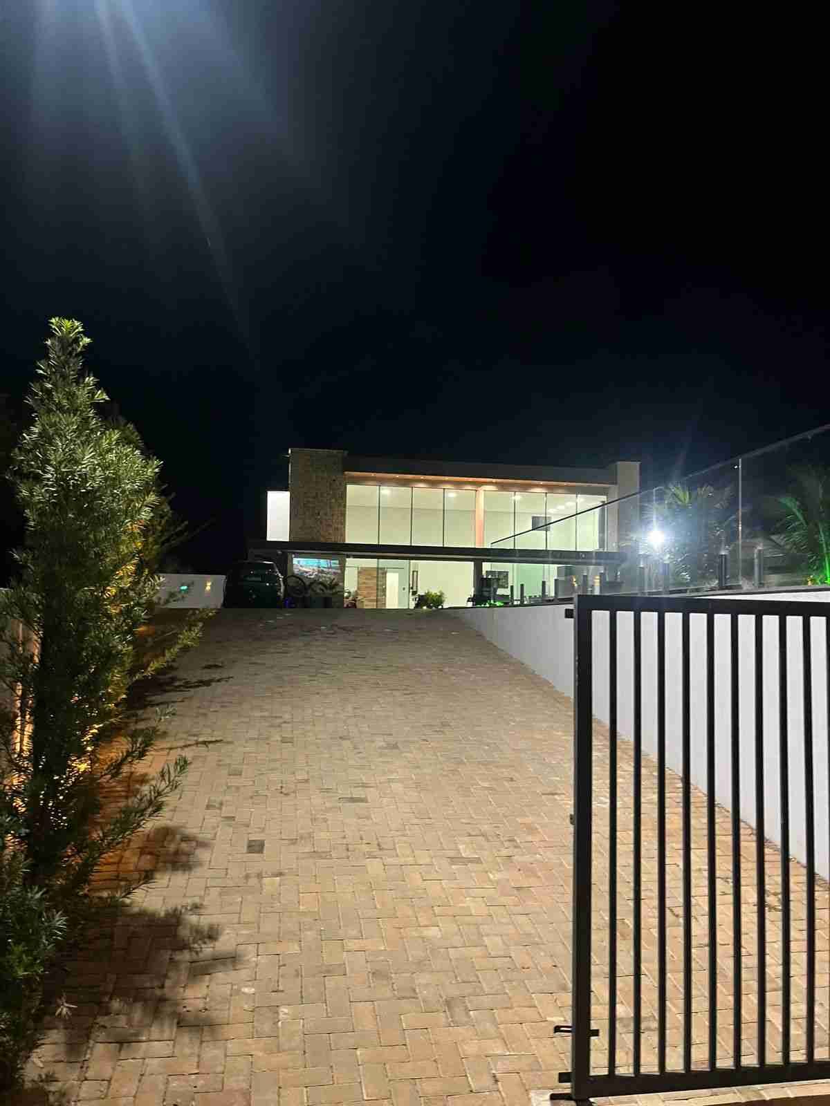 Chácara à Venda no condomínio Riviera do Poente, mobiliada,4 Suites climatizadas, Alvorada do Sul, PR
