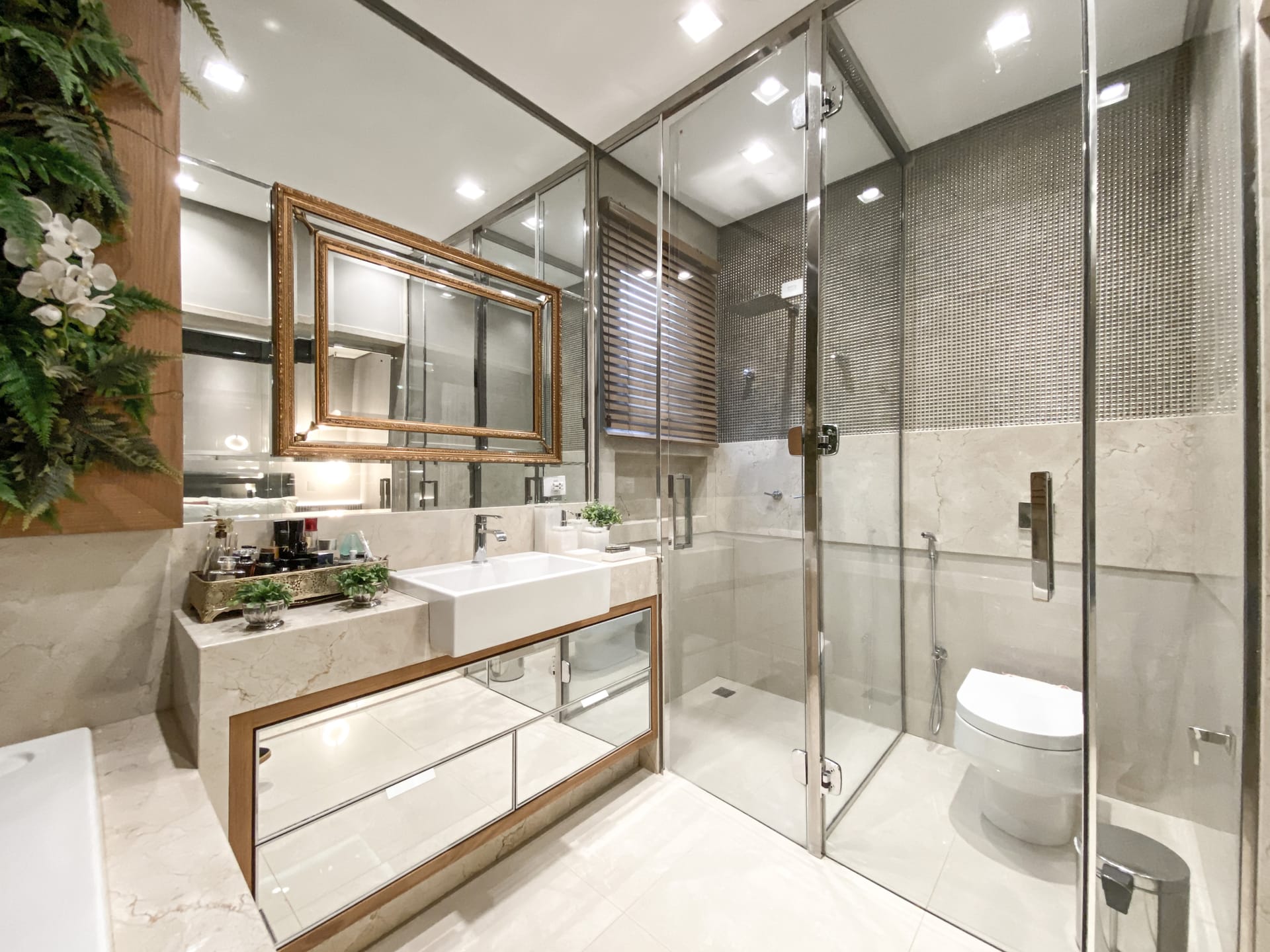 Casa venda e locação no Cond. Alphaville II, 300m² úteis, mobiliada, decorada com 4 quartos sendo 2 suítes e 2 demi-suites, piscina, hidromassage