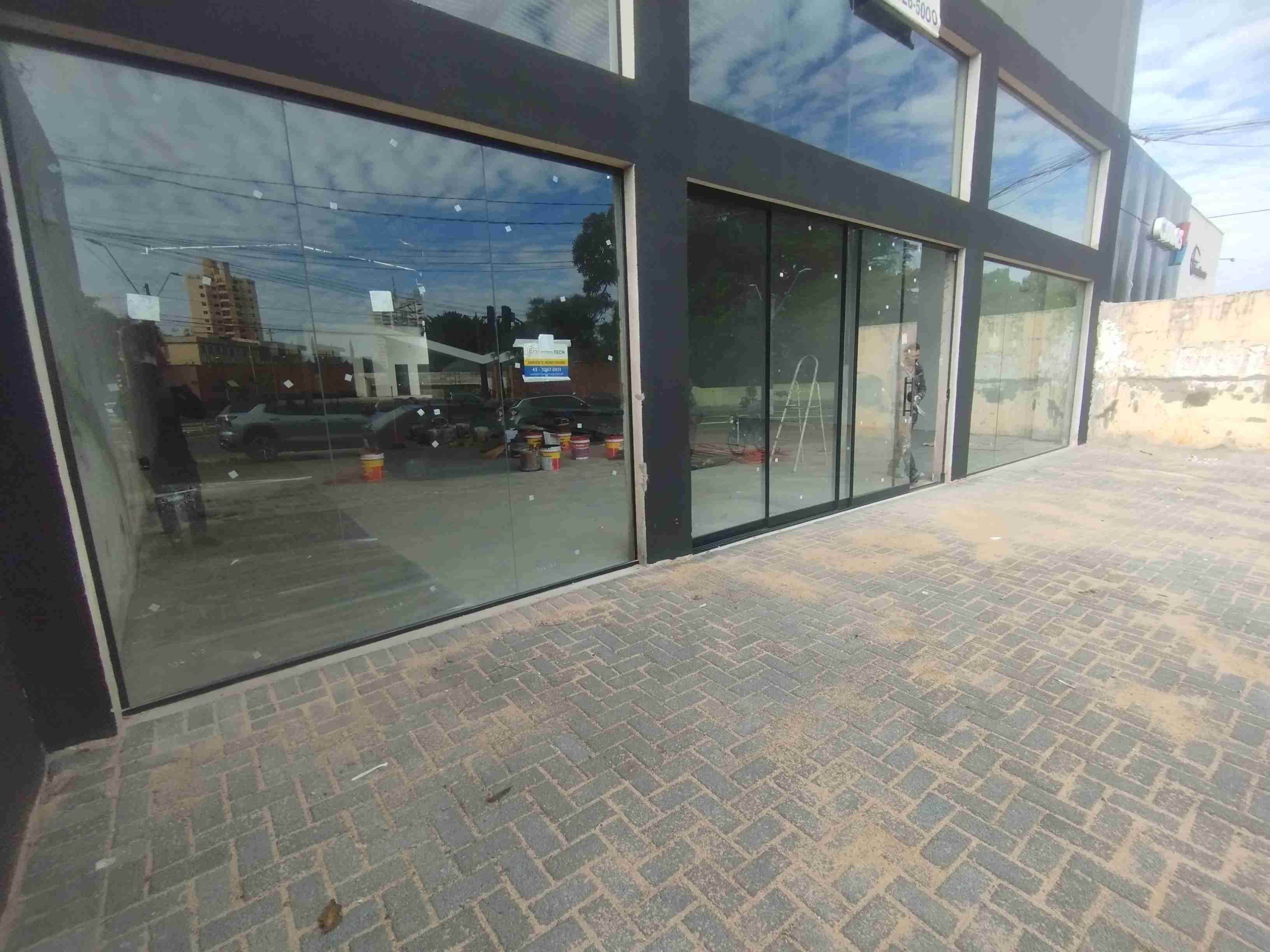 Barracão novo para locação, total 700m², amplo, pé direito de 8M ,av. tiradente ,frente vidro,Jardim Agari, Londrina, PR