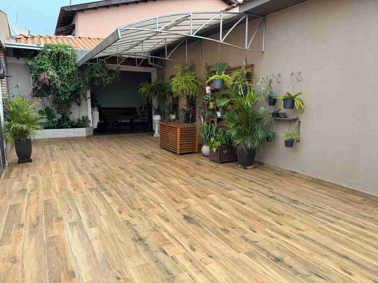 Casa à venda, 400 m2 úteis, 4 quatos sendo 2 suítes, porteira fechada. área de lazer ampla, 6 vagas, Jardim Shangri-lá A, Londrina-PR