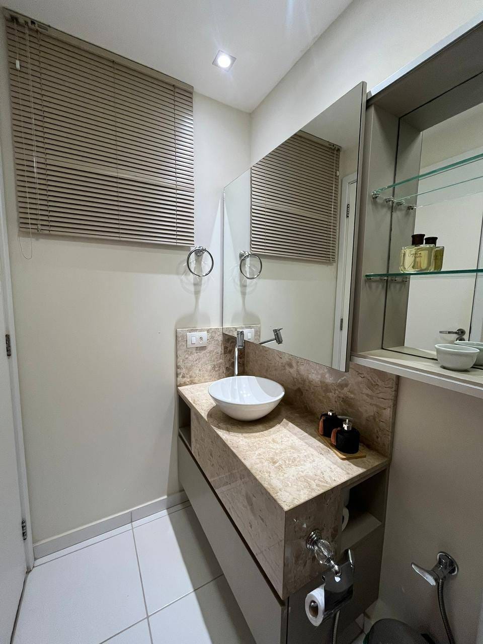 Apartamento à venda, Edifício Solar Mirador, 75m² úteis, 3 quartos (1 suíte), andar alto, sacada com churrasqueira - Aurora, Londrina, PR