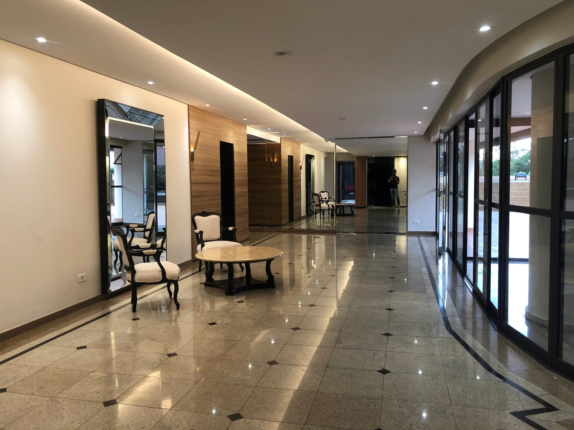 Apartamento à venda, Edifício London Lake, 263m² úteis, 2 suítes, ampla varanda com churrasqueira, 3 vagas - Caiçaras, Londrina, PR