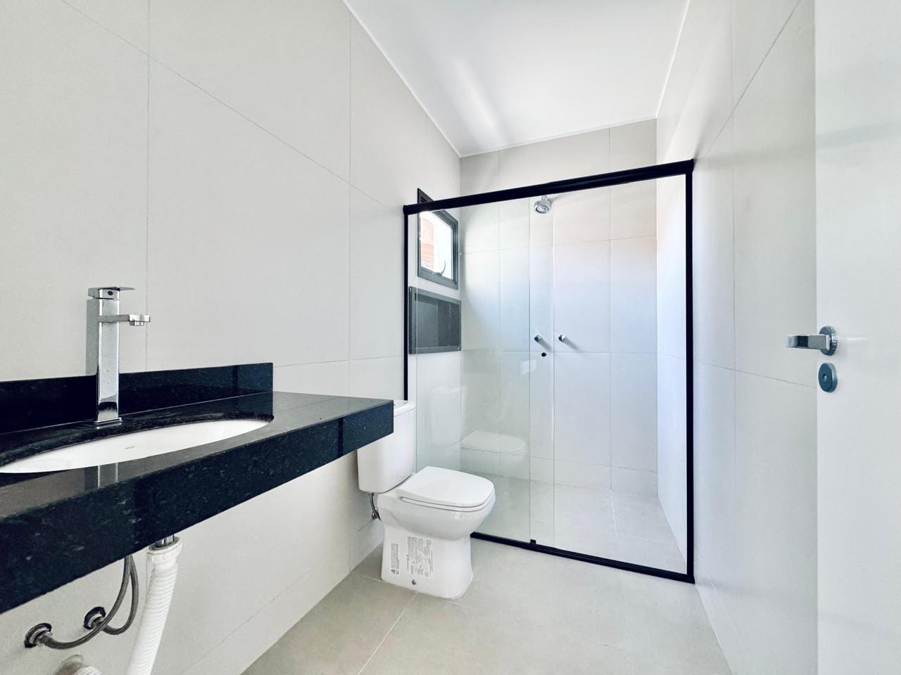 Casa à venda,  no Mediterrâneo, 467m² construção, 6 quartos sendo 3 suítes, 5 banheiros, 1 lavabo, 3 vagas, Londrina, PR