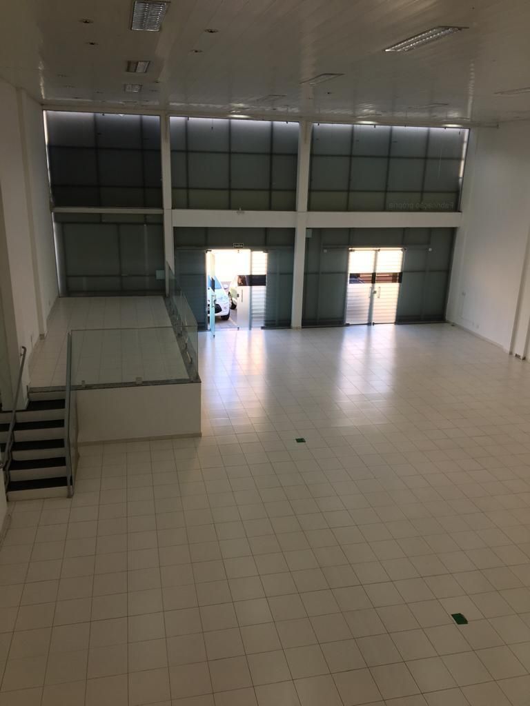 Barracão para locação, Av. Maringá, 814m² úteis, 14 garagens, frente vidro, Londrina-PR