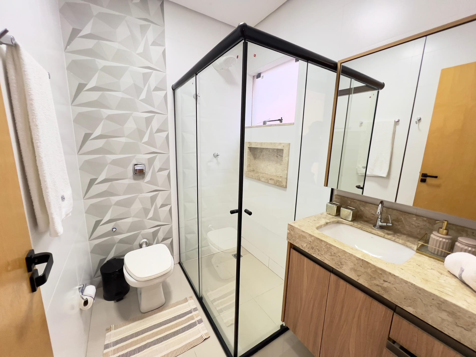 Casa à venda, Bairro Monte Carlo, Pé Direito Alto, 3 quartos sendo 1 Suite, Proximo ao Aeroporto, Londrina PR