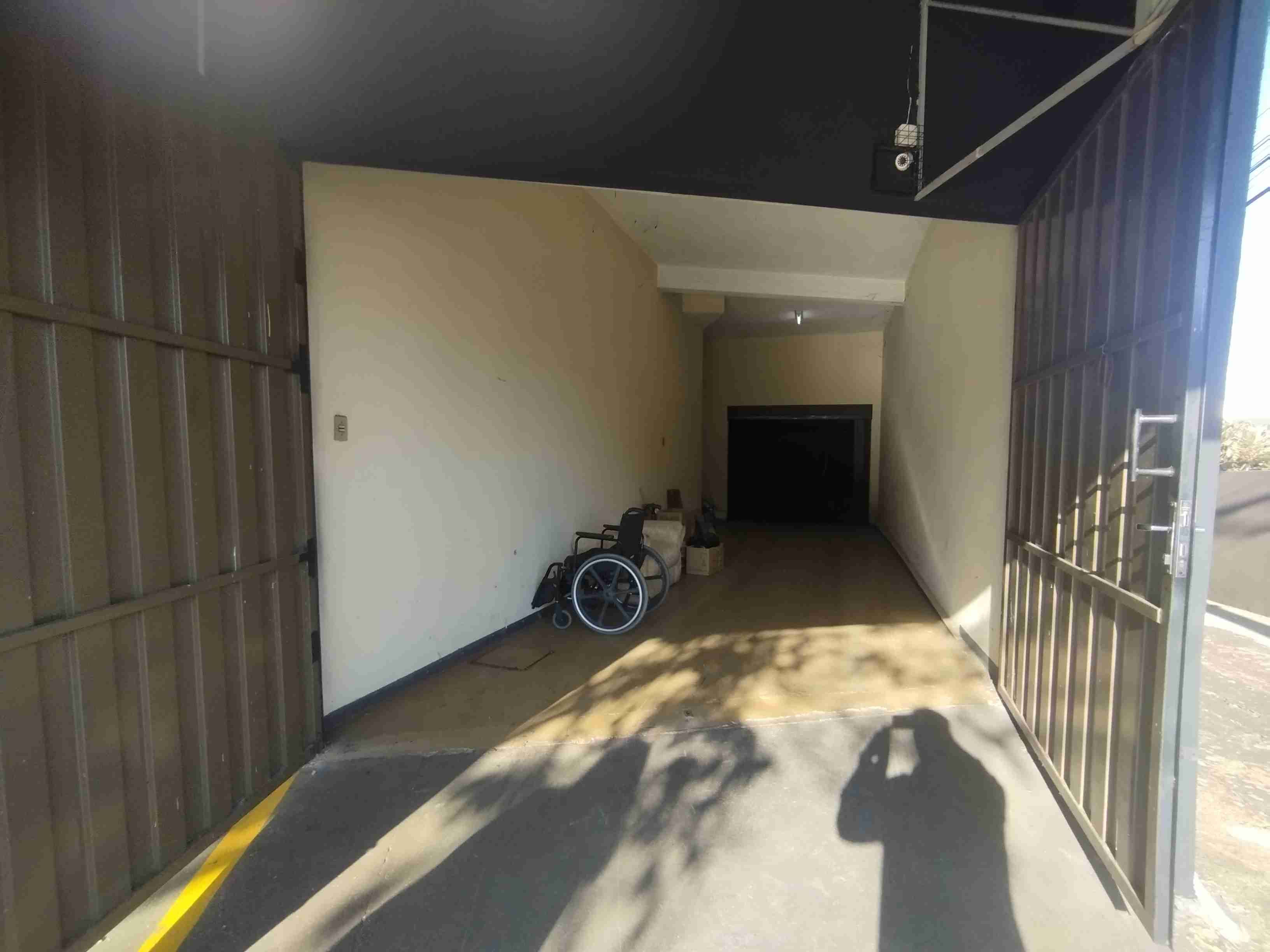 Barracão para locação, Av. Maringá, 358M² úteis, amplo, 5 garagens, Londrina-PR