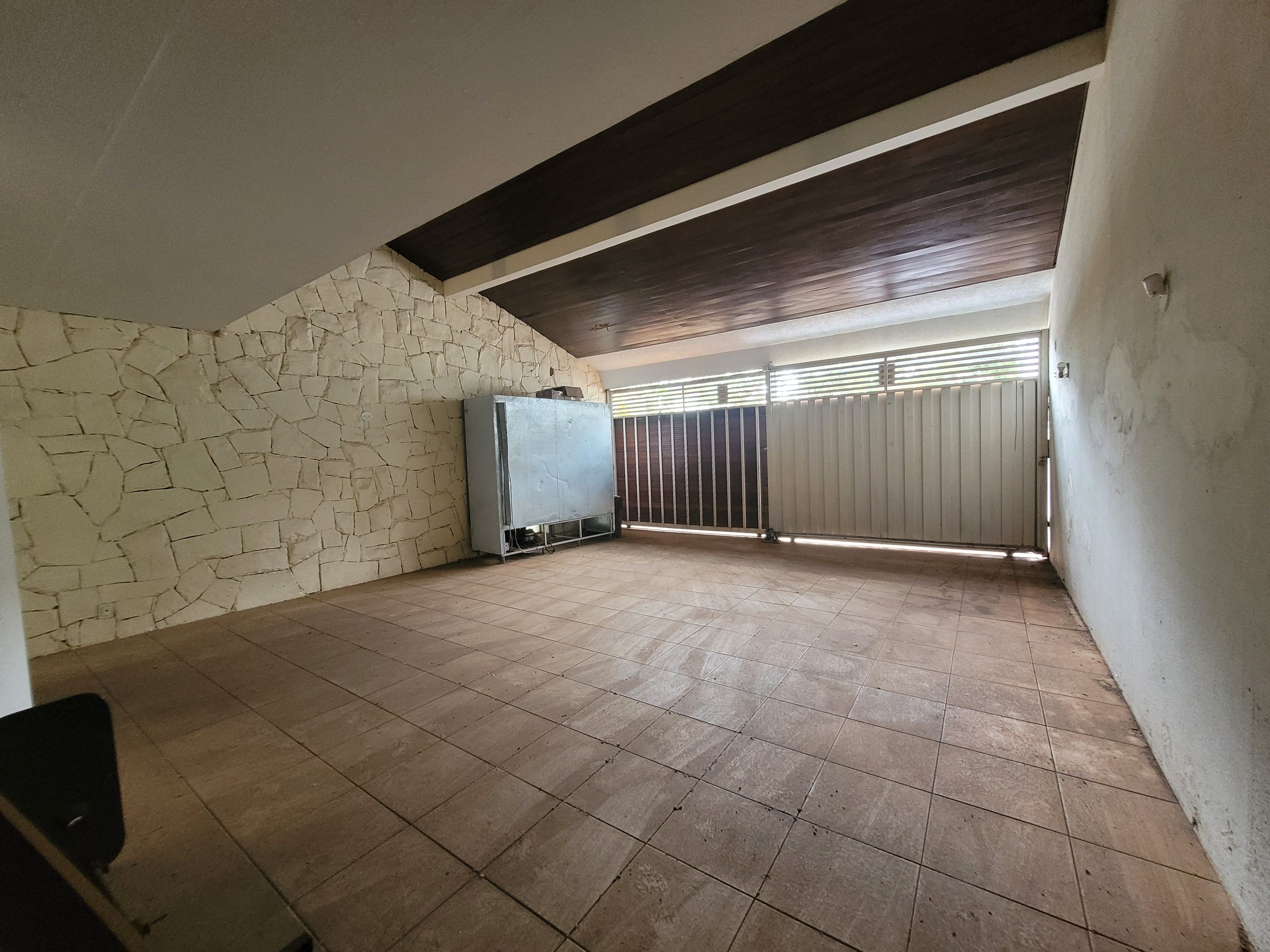 Sobrado à venda, 438m², 5 quartos sendo 3 suítes, 4 banheiros, 4 vagas de garagem no centro de Londrina, PR