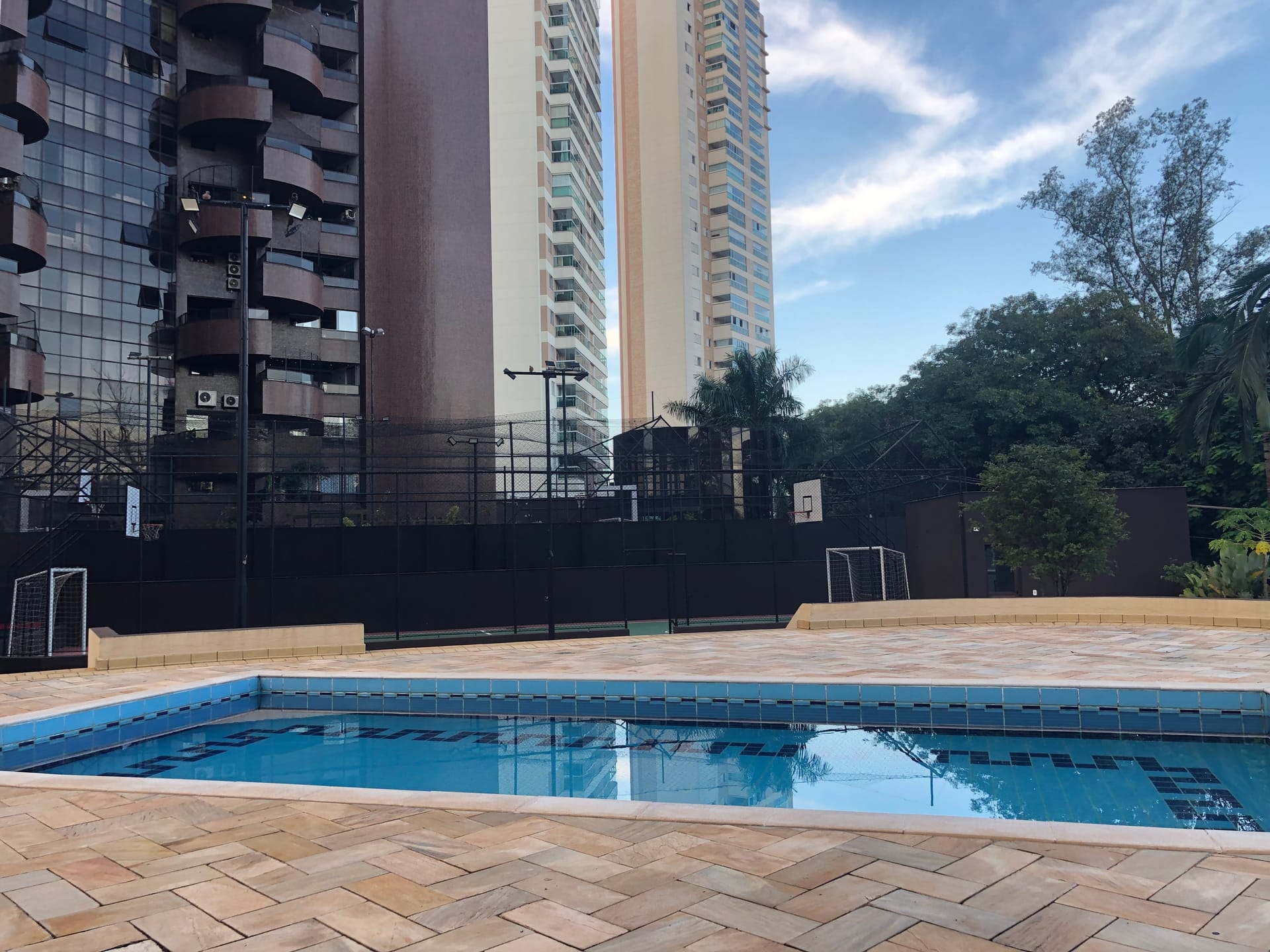 Apartamento à venda, Edifício London Lake, 263m² úteis, 2 suítes, ampla varanda com churrasqueira, 3 vagas - Caiçaras, Londrina, PR
