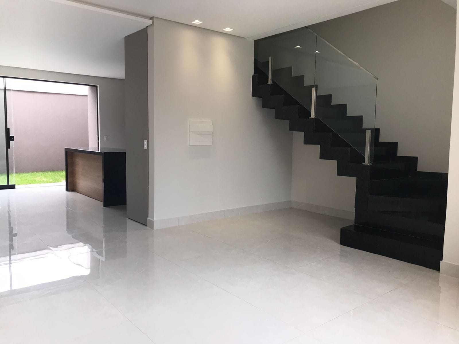 Sobrado à venda, Condomínio Morada das Flores, 137m² úteis, 3 quartos sendo 1 suíte, 2 vagas  - Cambé, PR