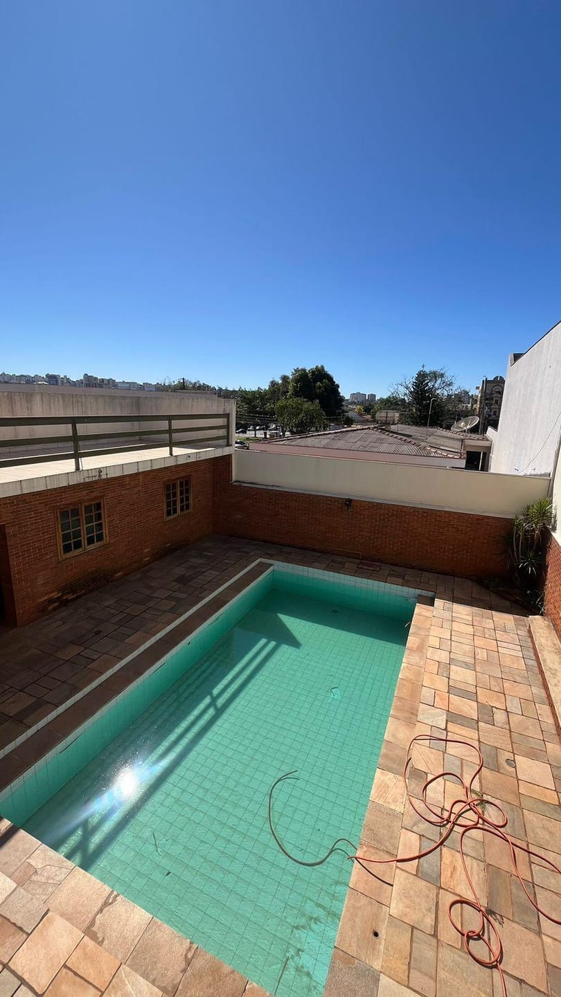 Casa comercial próximo a Av Higienópolis, piscina- Guanabara, Londrina, PR
