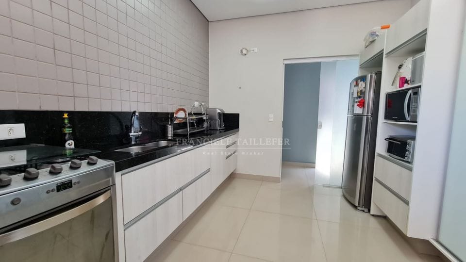 Casa térrea 295m²úteis/4 quartos (sendo 3 suítes) com piscina -Condomínio Acácia Imperial - Londrina Pr