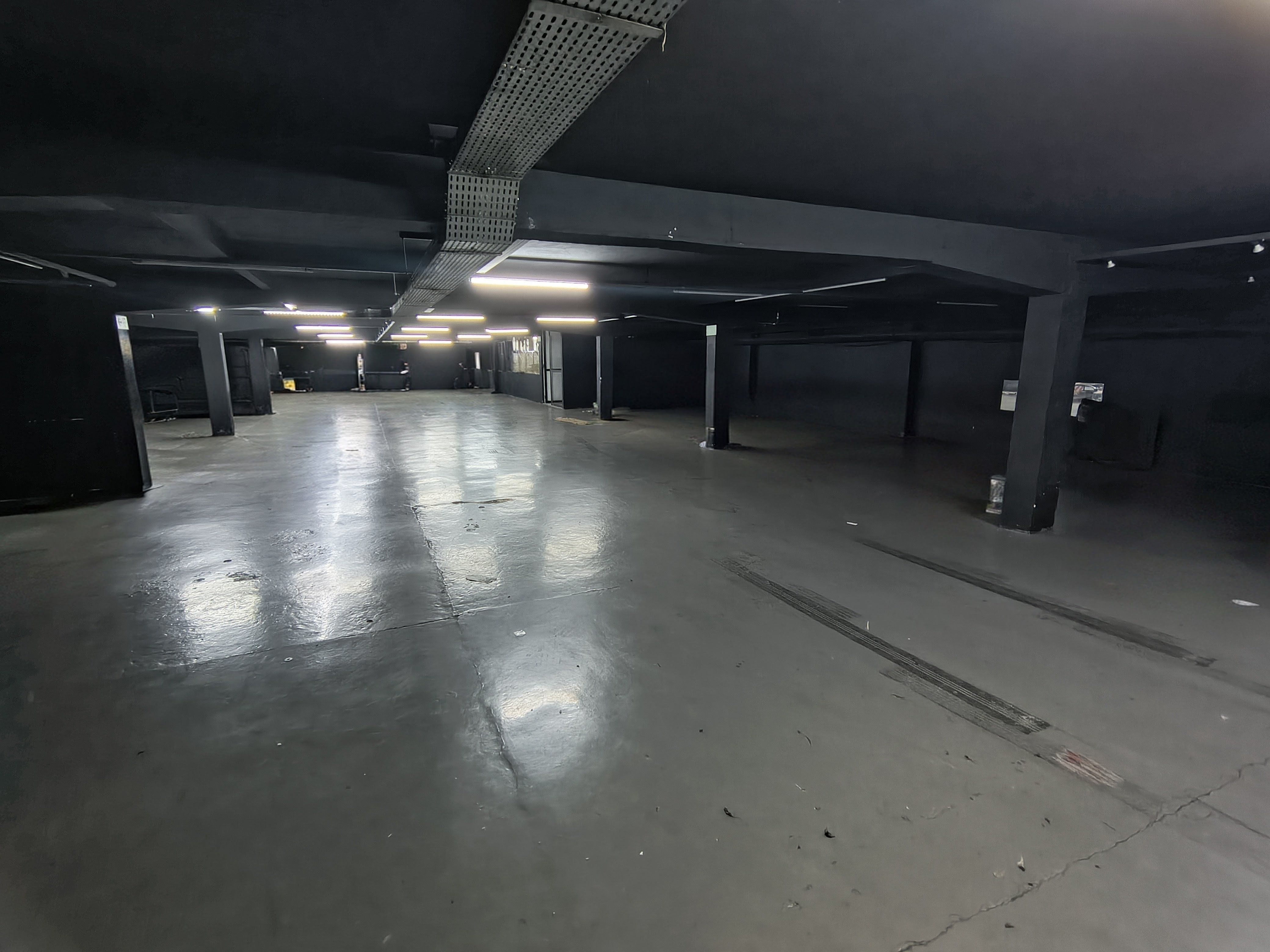 Barracão para locação, 997M² úteis, subsolo e mezanino, 28 garagens, 4 banheiros, Av.JK, Londrina-PR
