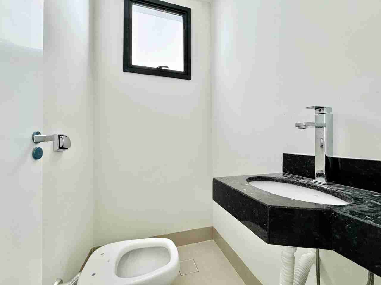 Casa à venda, alto padão, 3 pavimentos, aréa útil de 465M², 6 quartos (sendo 2 suítes e um suíte master) ,Mediterrâneo, Londrina, PR