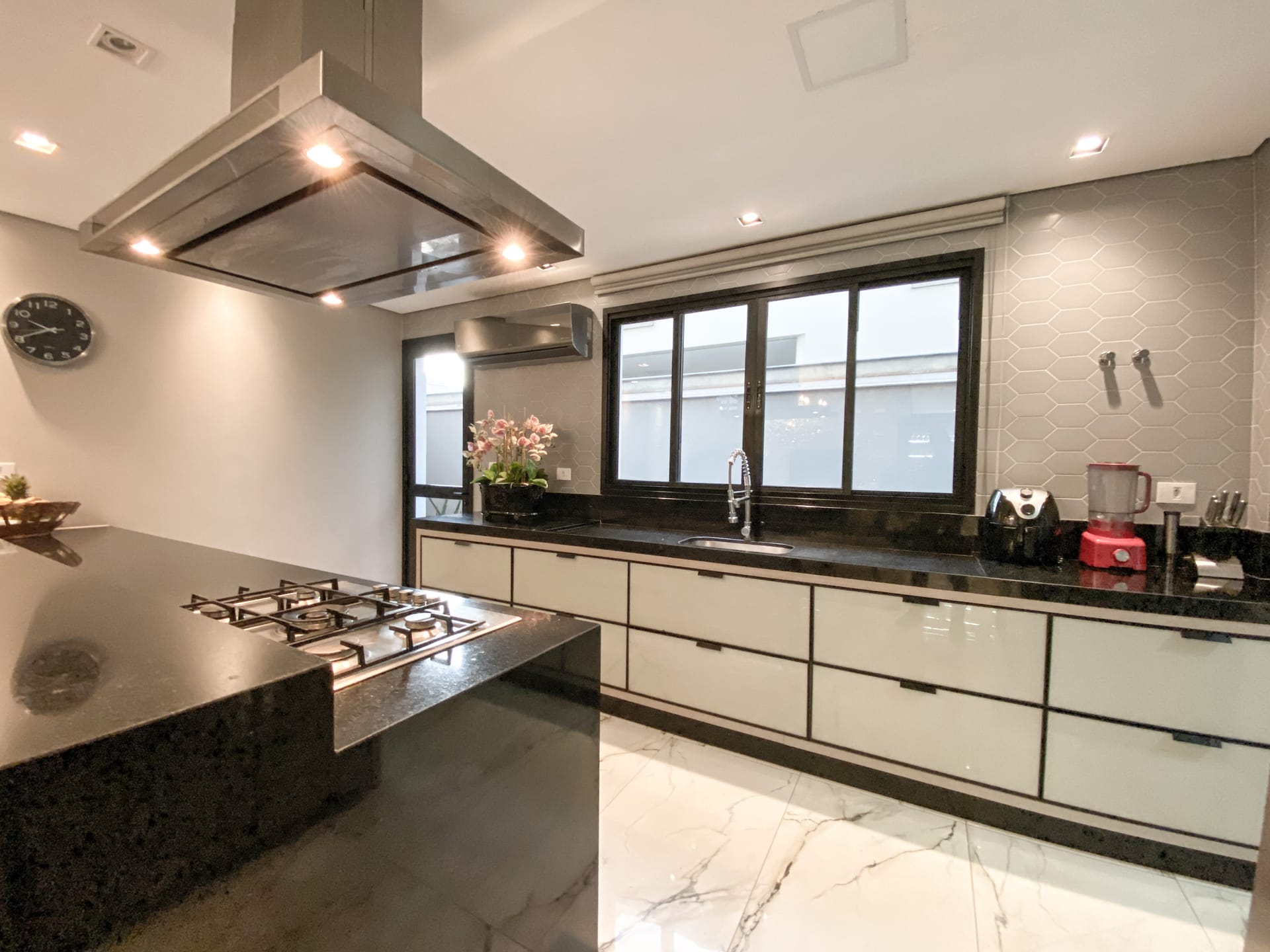 Casa venda e locação no Cond. Alphaville II, 300m² úteis, mobiliada, decorada com 4 quartos sendo 2 suítes e 2 demi-suites, piscina, hidromassage