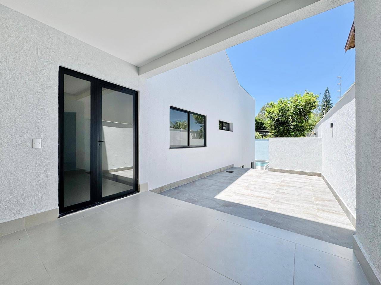 Casa à venda,  no Mediterrâneo, 467m² construção, 6 quartos sendo 3 suítes, 5 banheiros, 1 lavabo, 3 vagas, Londrina, PR