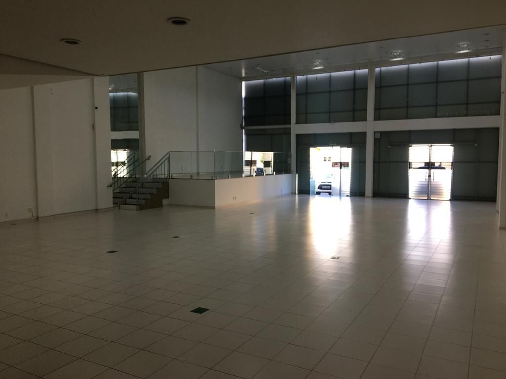 Barracão para locação, Av. Maringá, 814m² úteis, 14 garagens, frente vidro, Londrina-PR