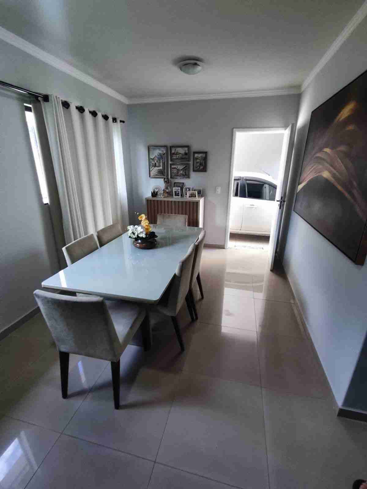 Casa à venda, 152m2 úteis, área total 330m2, 3 quartos, 3 vagas-  Mônica Londrina Pr