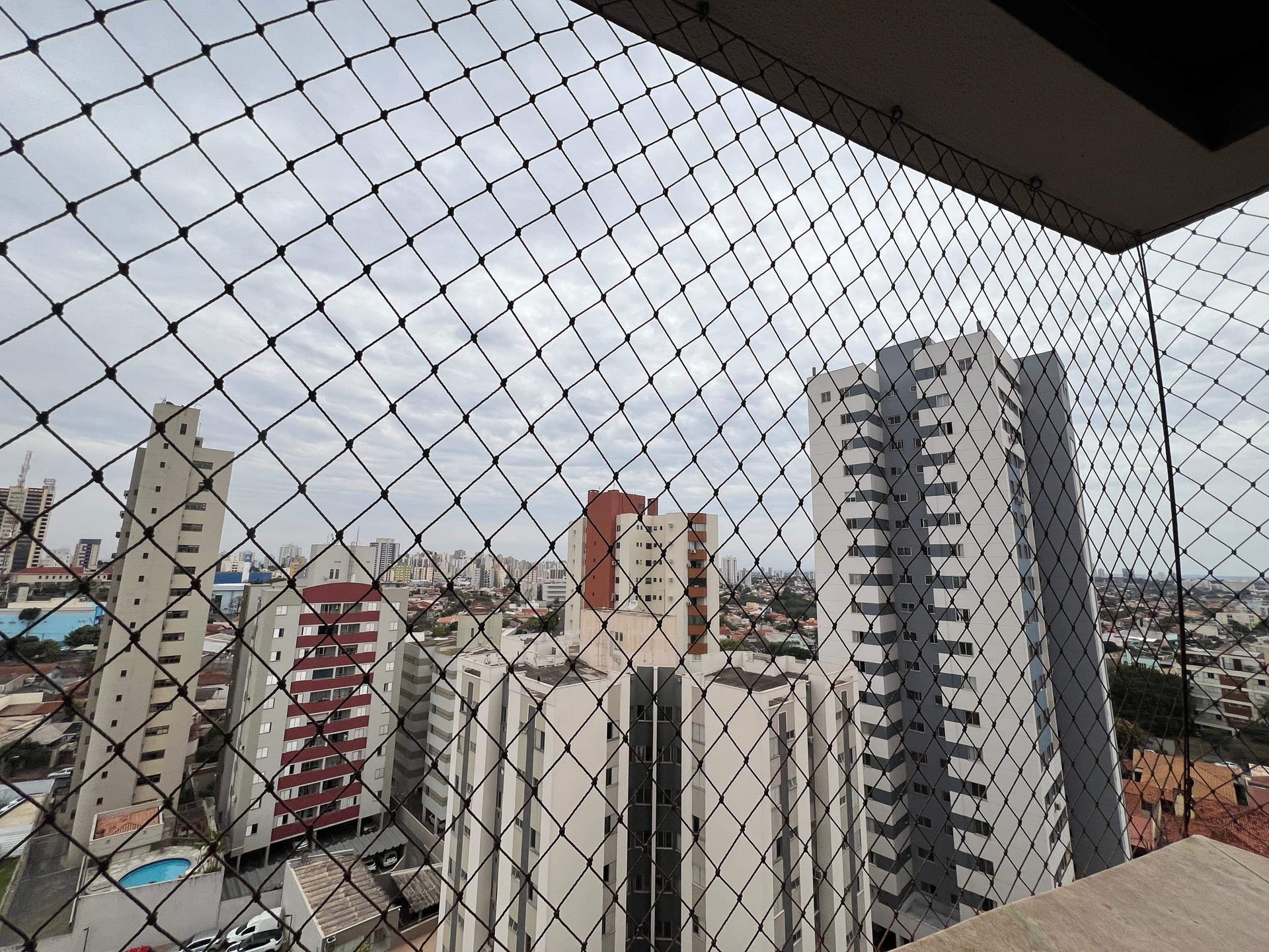 Apartamento à venda, Edifício Porto Belo, 83m² úteis, 3 quartos (1 suíte), sol da manhã, andar alto - San Remo, Londrina, PR