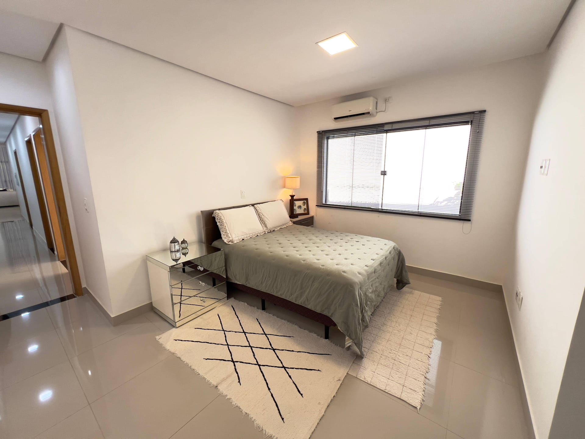 Casa à venda, Bairro Monte Carlo, Pé Direito Alto, 3 quartos sendo 1 Suite, Proximo ao Aeroporto, Londrina PR