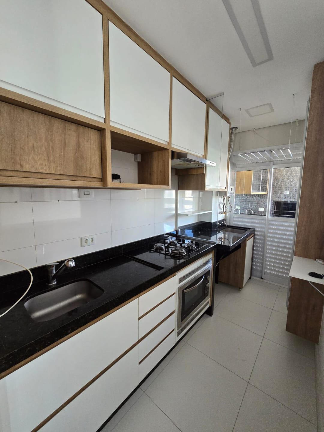 Apartamento à venda, Edifício Uptown Residence, 75m² úteis, 2 quartos (1 suíte), varanda com churrasqueira, 2 vagas paralelas - Gleba Palhano, Lo