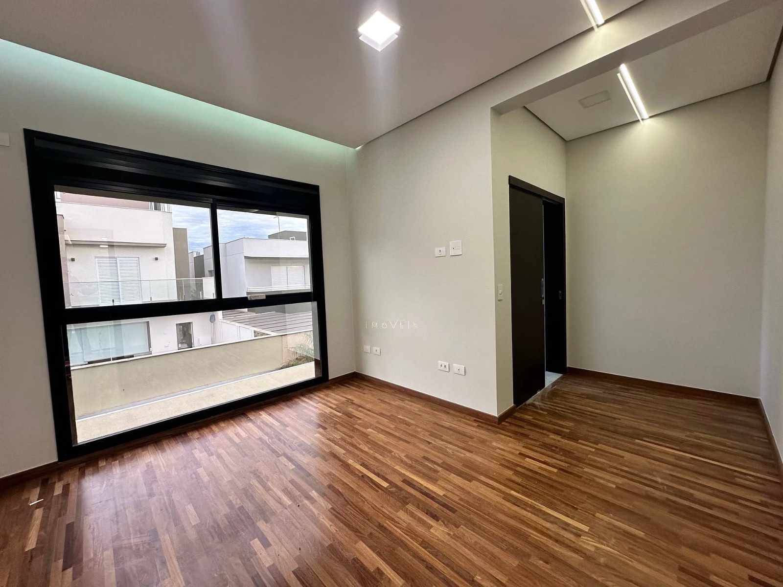 Sobrado à Venda, condomínio Royal Forest, recém construído, 330 m2 úteis, 3 suítes, elevador piscina, Esperança, Londrina, PR