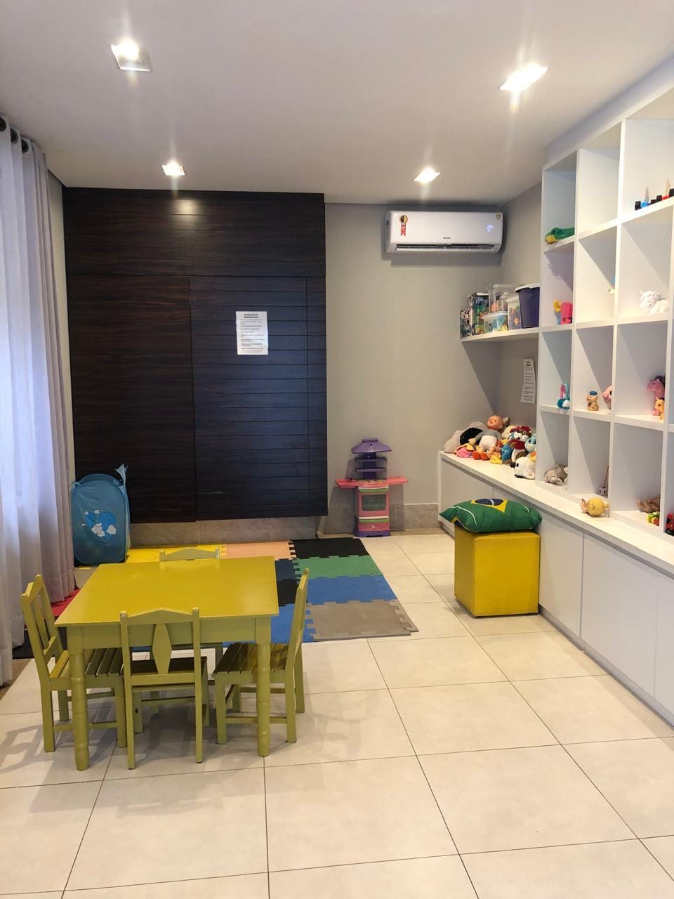 Apartamento à venda, Edifício Mirante do Lago, 76m² úteis, 3 quartos sendo 1 suíte, sacada com churrasqueira - Gleba Fazenda Palhano, Londrina, P