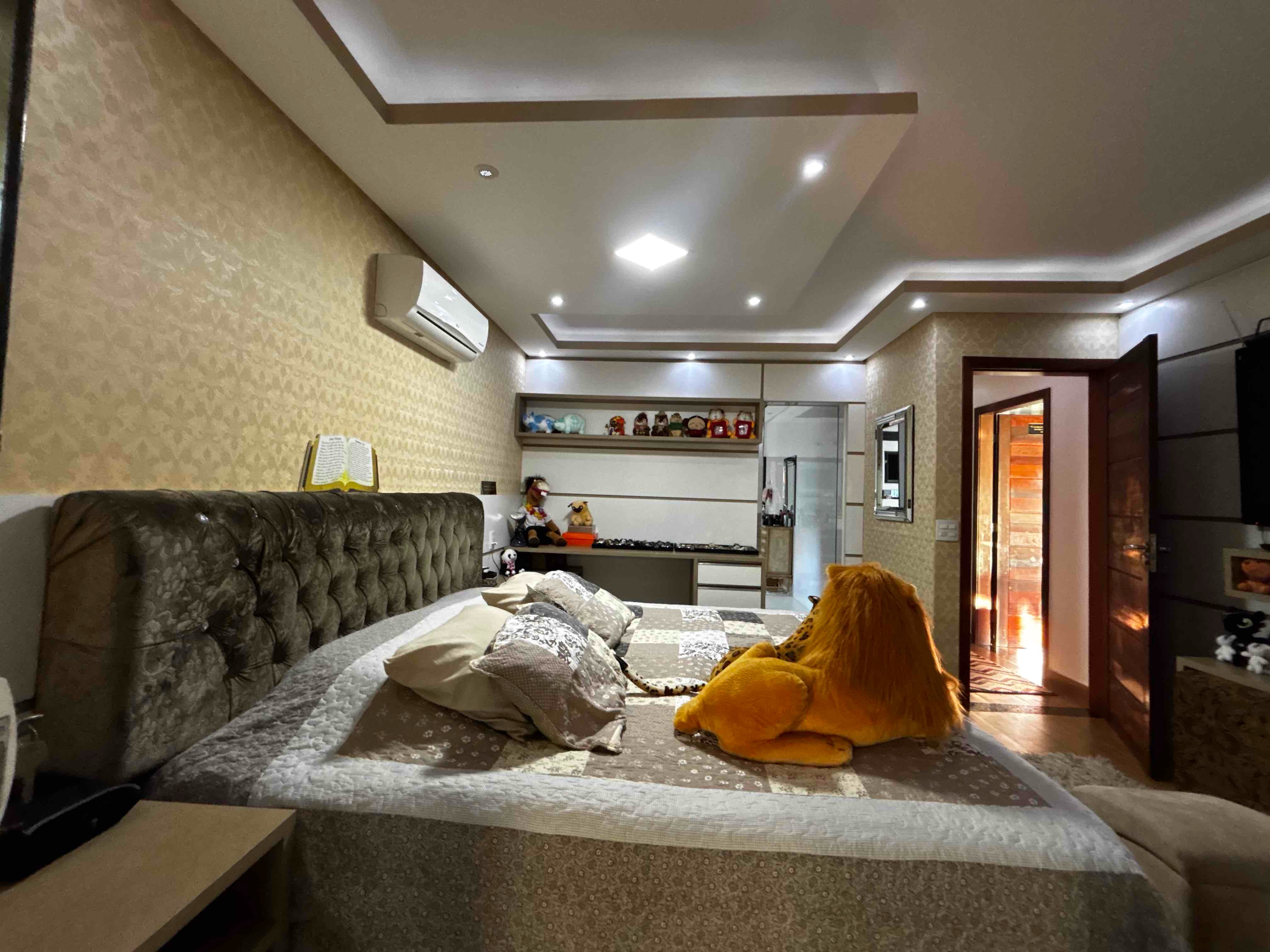 Sobrado à venda, no bairro Caravelle, Proximo ao centro e Aeroporto, 295m² úteis,  5 quartos sendo 1 suíte, piscina, churrasqueira - Londrina, PR