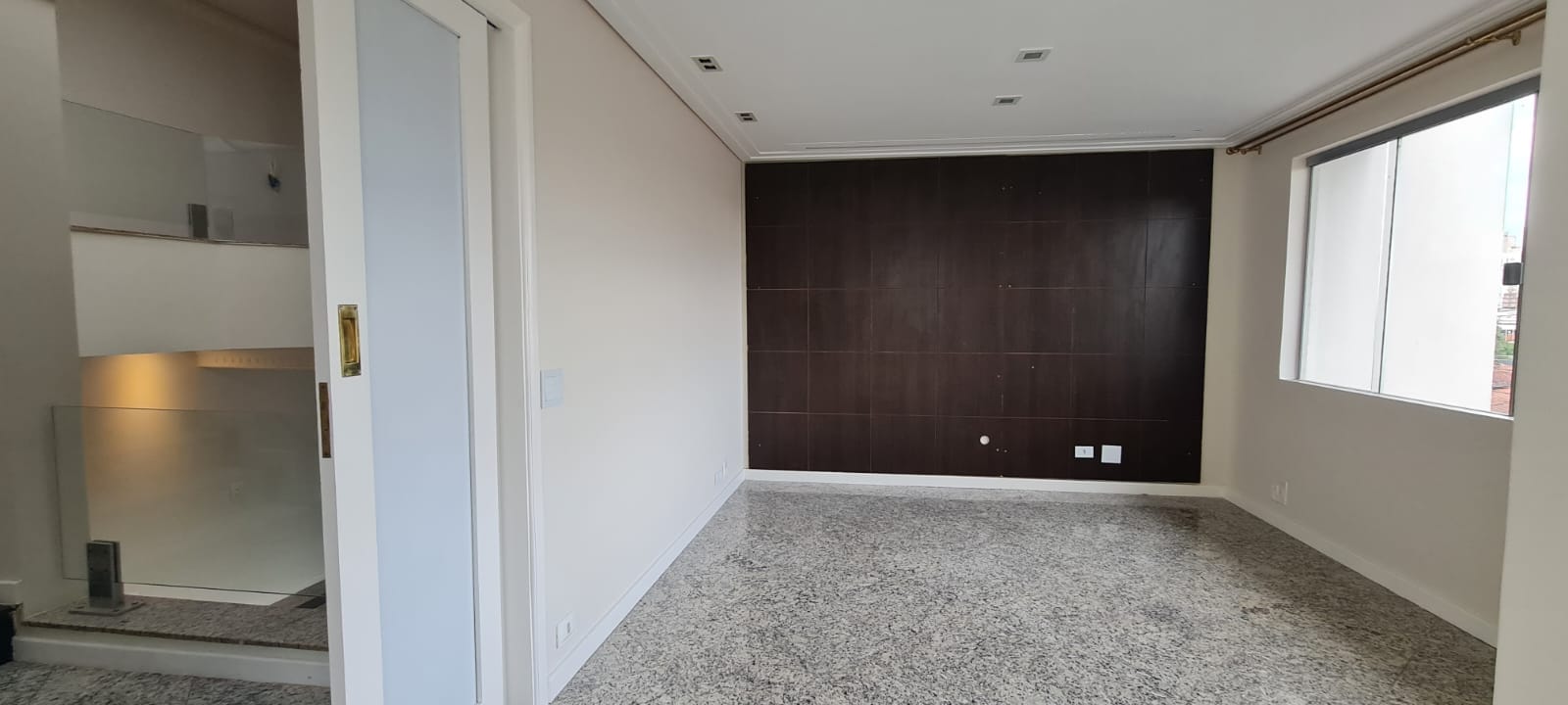 Sobrado à Venda, residencial ou comercial prox a Av Maringá, 440m² úteis, 5 quartos sendo 3 suítes, e 2 com sacada, piscina, 4 vagas - Iguaçu, Lo
