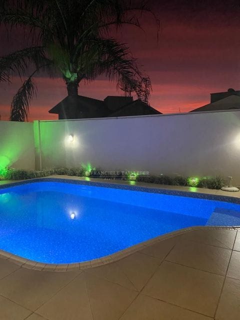 Sobrado a venda, Cond. Village Pinheiro, 246 m² úteis, 3 quartos sendo 1 suite master, 4 vagas- Portal de Versalles II- Londrina Pr