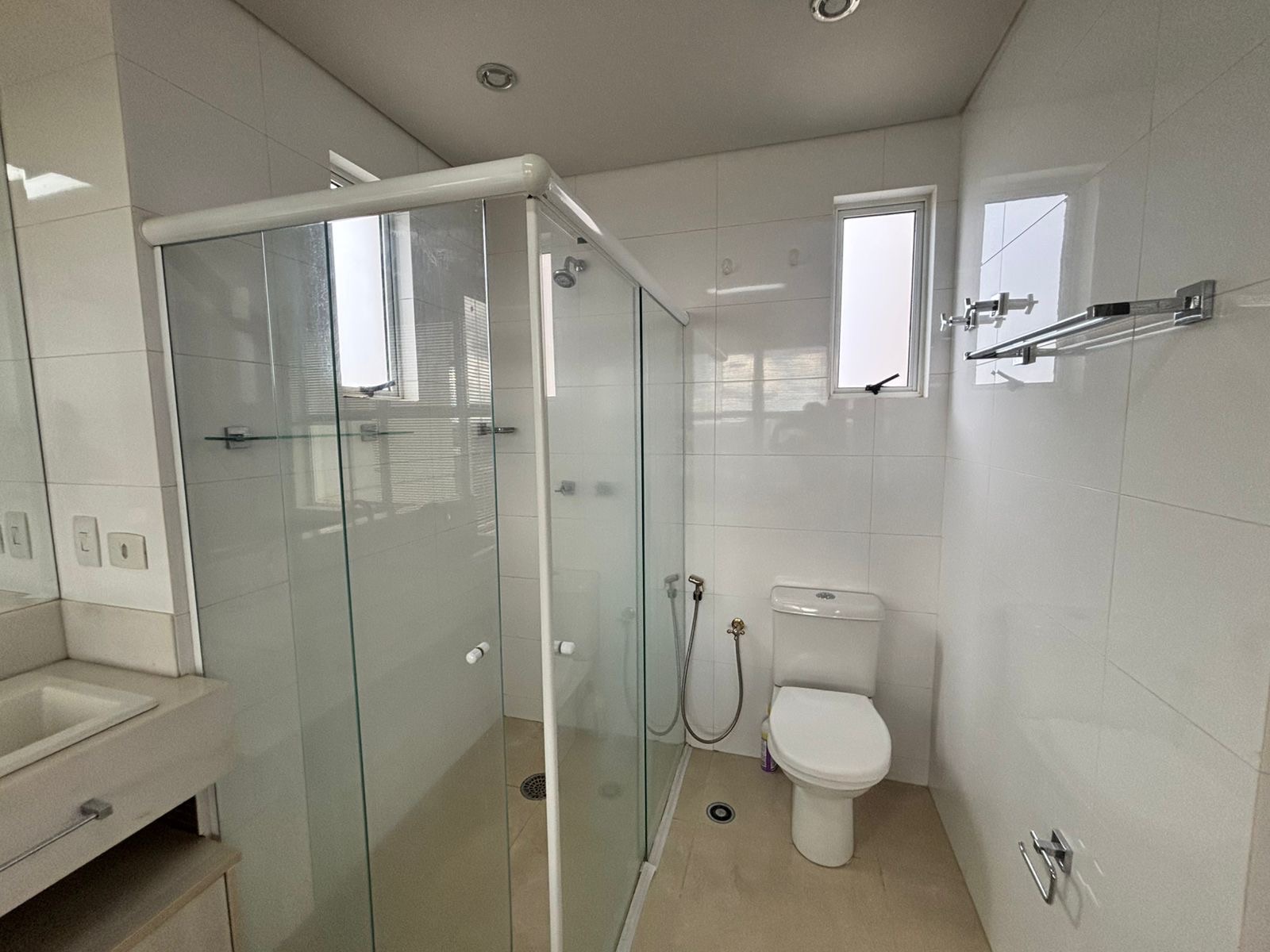 Apartamento à venda, Edifício Pallazo Di Césare , 156m2 úteis, 3 suítes, 3 vagas, andar alto, vista Lago, mobiliado, Bela Suiça, Londrina, PR