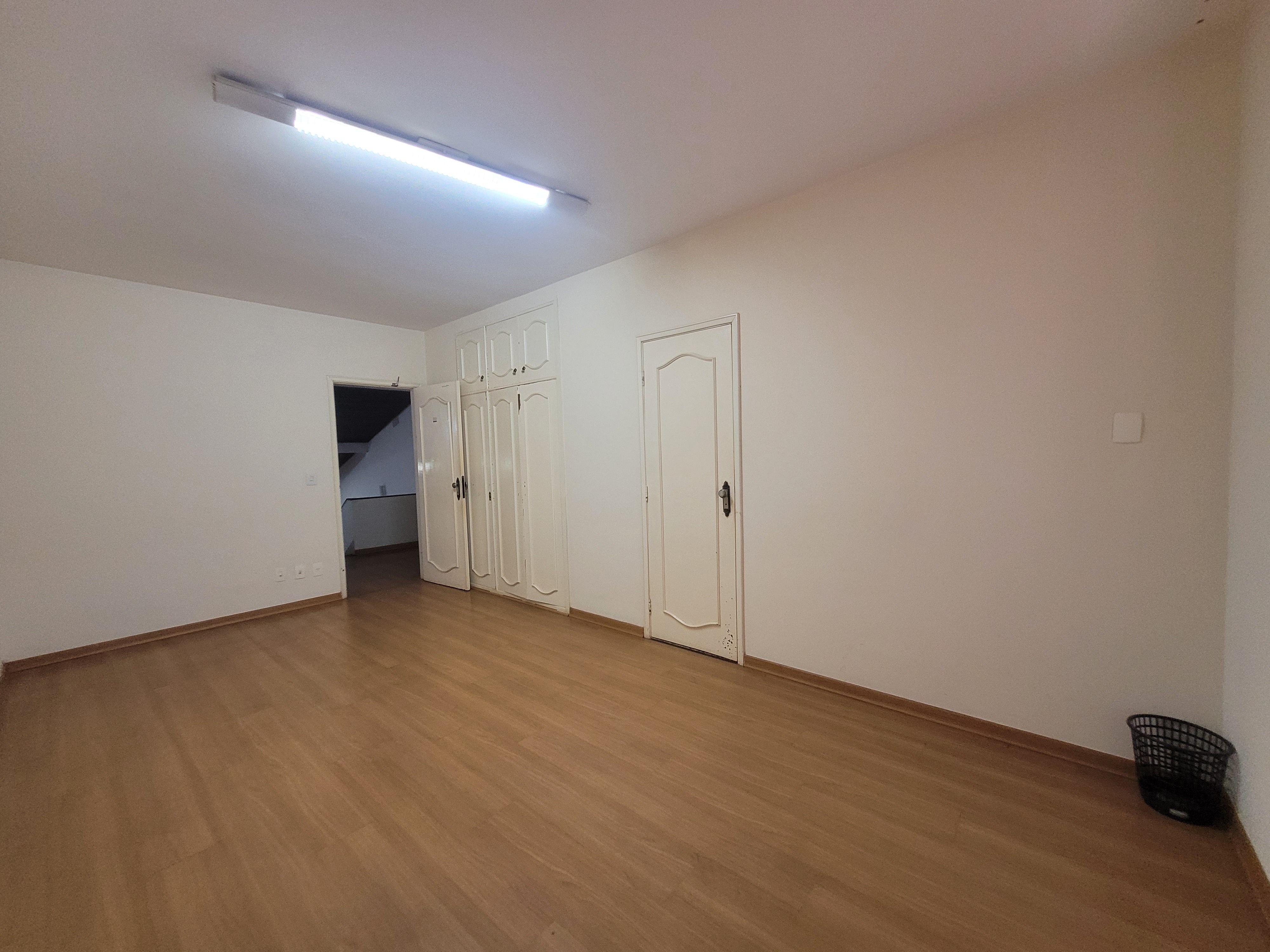 Sobrado à venda, 438m², 5 quartos sendo 3 suítes, 4 banheiros, 4 vagas de garagem no centro de Londrina, PR