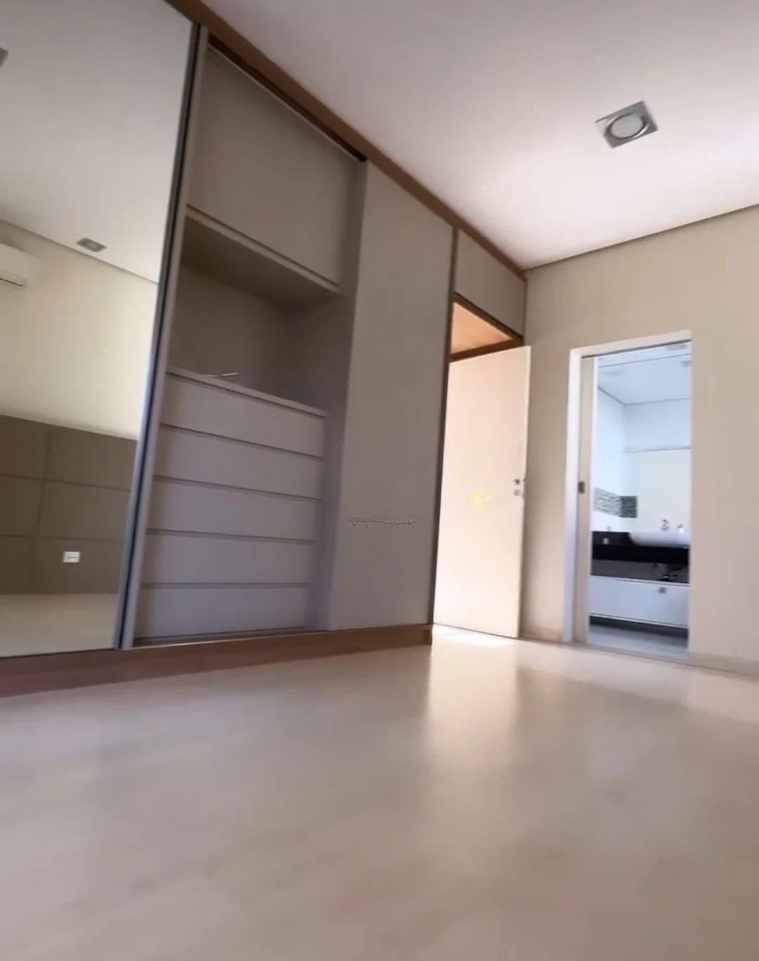 Sobrado à venda, Condomínio Royal Forest, 220m² úteis, 3 suítes, piscina, quintal, 4 vagas - Esperança, Londrina, PR