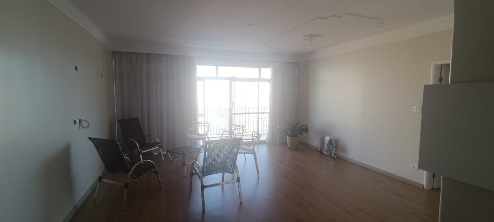 Apartamento  à venda,  Edifício Mona Lisa no calçadão central,177m² uteis, 4 quartos  sendo 2 suítes, recém reformado, andar alto, Centro, Londri