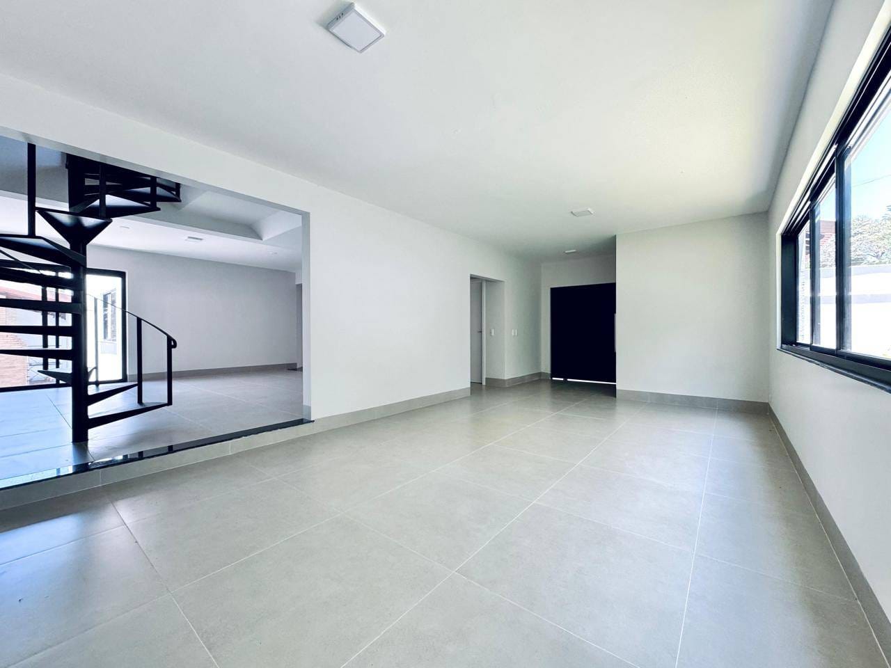 Casa à venda,  no Mediterrâneo, 467m² construção, 6 quartos sendo 3 suítes, 5 banheiros, 1 lavabo, 3 vagas, Londrina, PR