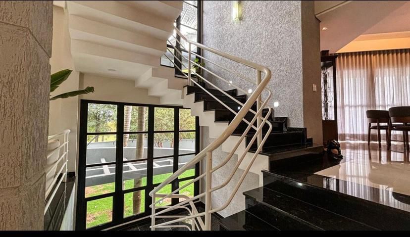 Casa a venda em Cond Pitangua, próx shopping Catuaí, 514m² construção, 5 quartos, quintal com espaço - Gleba Fazenda Palhano, Londrina, PR