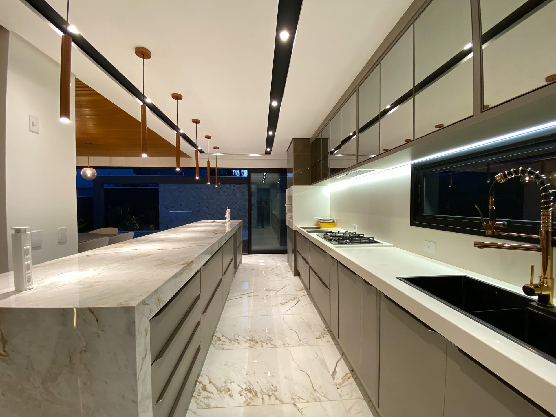 Sobrado à Venda, 302m² úteis,  3 suítes, decorado no Cond.Vivenda Vivendas do Arvoredo, Londrina, PR