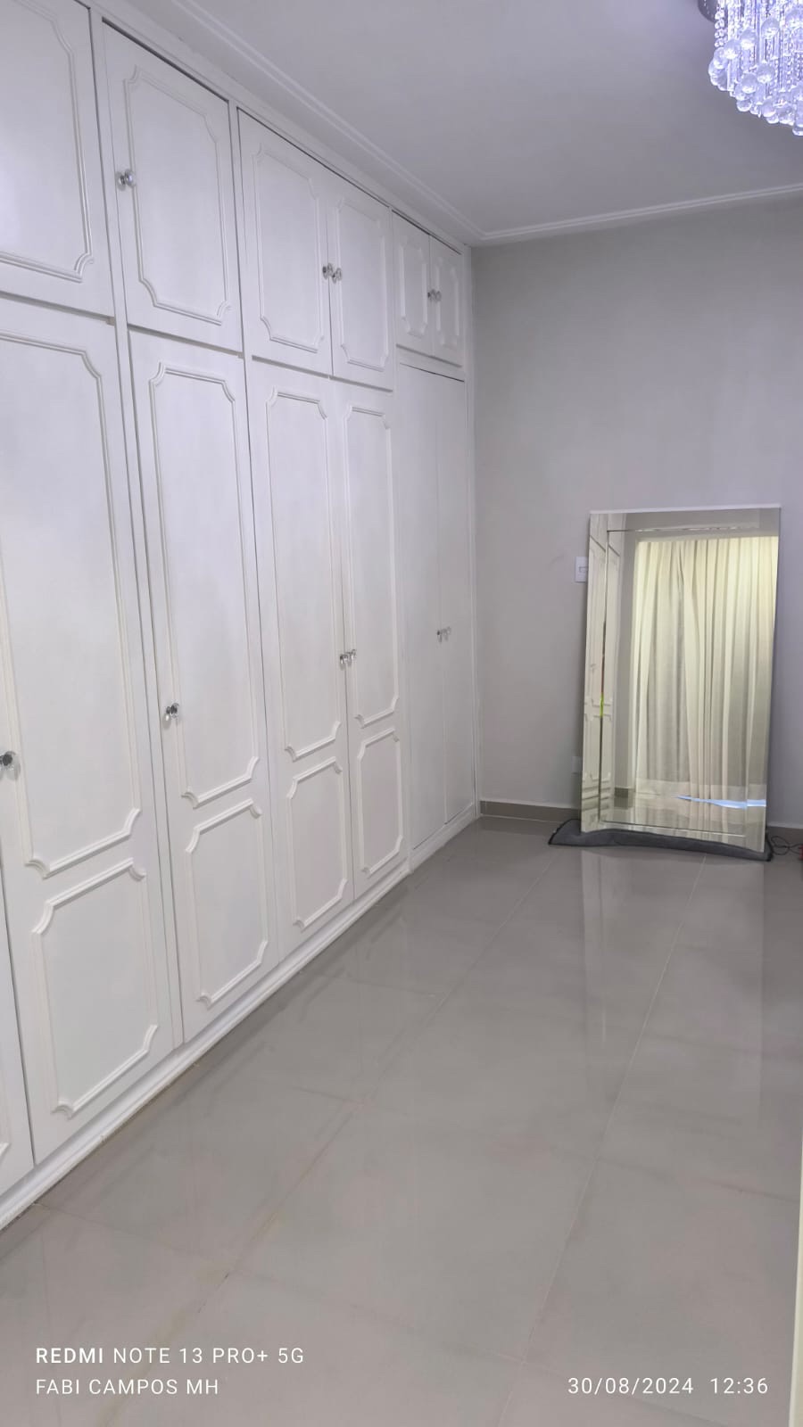 Casa à venda no Jardim Quebec, 614m², 3 Quartos sendo 1 suíte, 5 banheiros, 2 lavabos e 4 vagas de garagem, Londrina, PR
