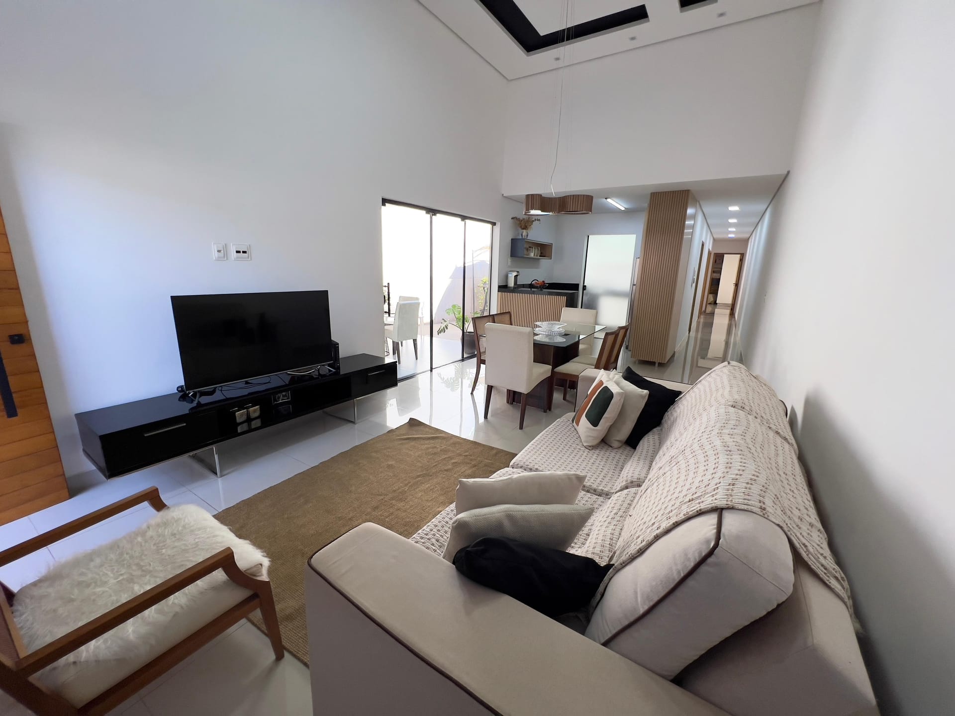 Casa à venda, Bairro Monte Carlo, Pé Direito Alto, 3 quartos sendo 1 Suite, Proximo ao Aeroporto, Londrina PR