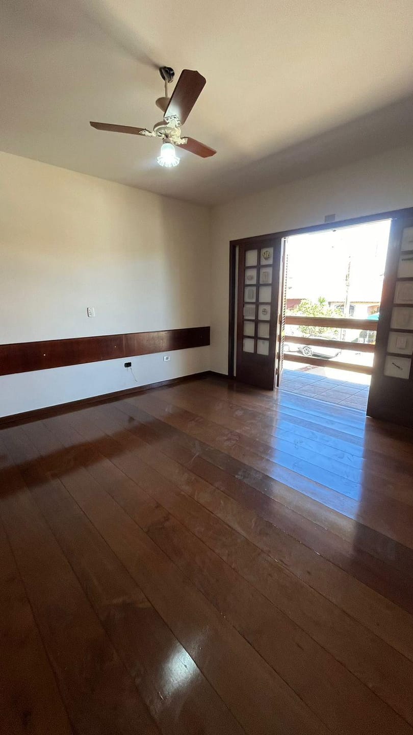 Casa comercial próximo a Av Higienópolis, piscina- Guanabara, Londrina, PR