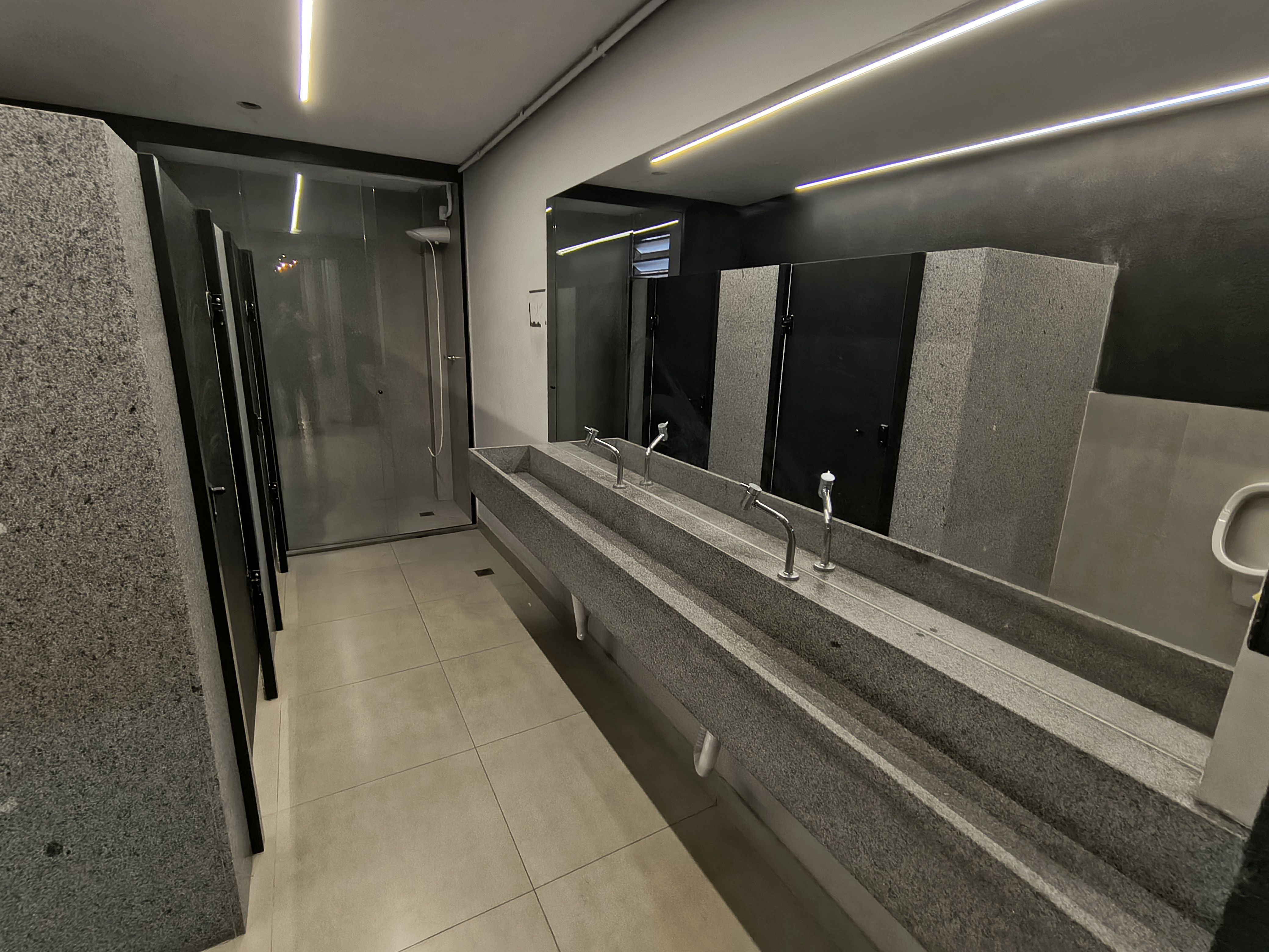 Barracão para locação, 997M² úteis, subsolo e mezanino, 28 garagens, 4 banheiros, Av.JK, Londrina-PR