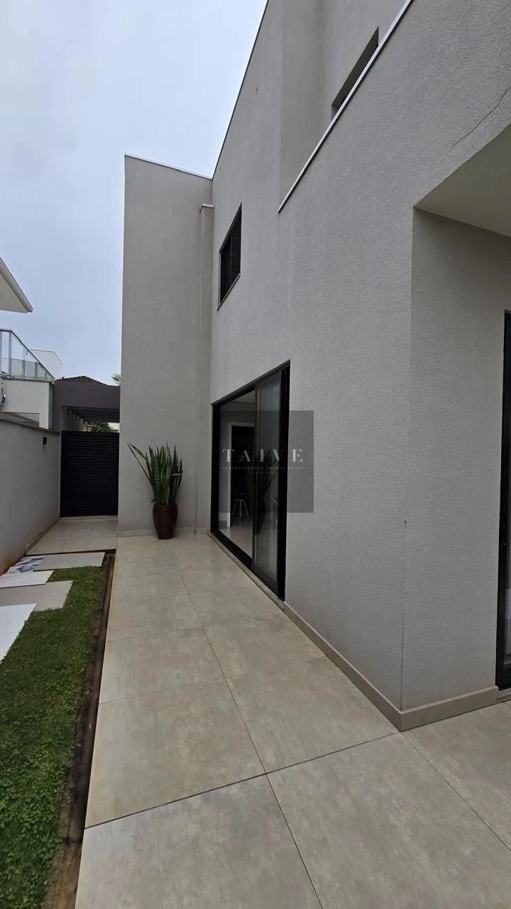 Sobrado à venda, 4 quartos sendo 3 suites, 250 m², Royal Maison, Londrina, PR