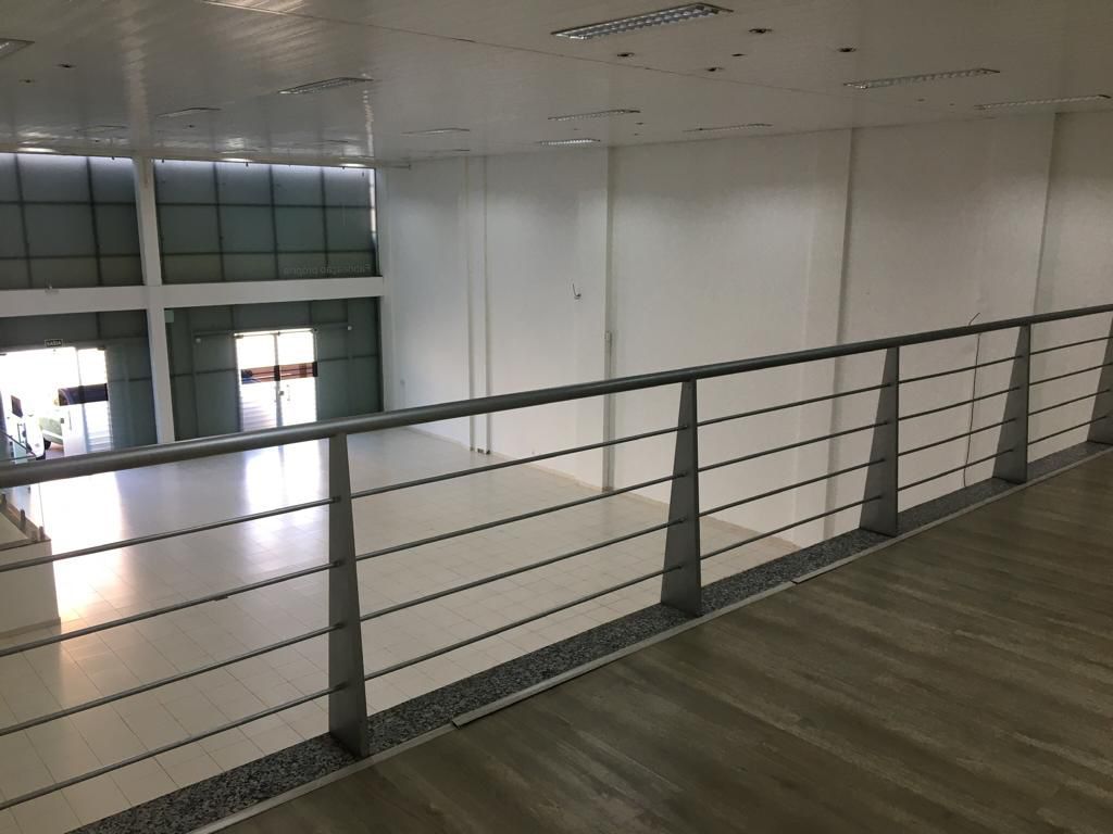 Barracão para locação, Av. Maringá, 814m² úteis, 14 garagens, frente vidro, Londrina-PR