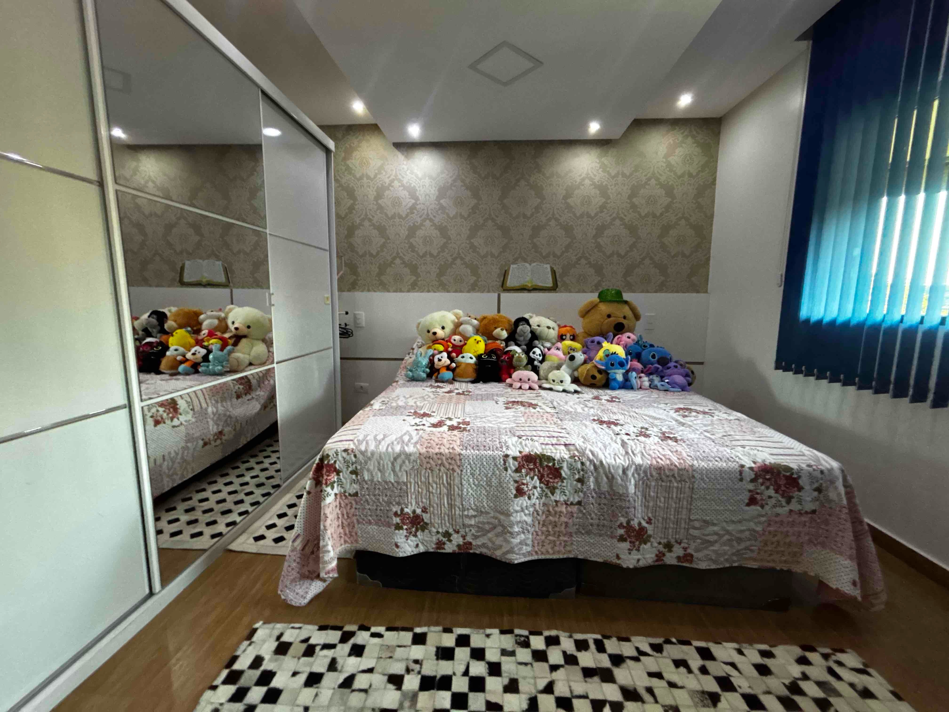 Sobrado à venda, no bairro Caravelle, Proximo ao centro e Aeroporto, 295m² úteis,  5 quartos sendo 1 suíte, piscina, churrasqueira - Londrina, PR